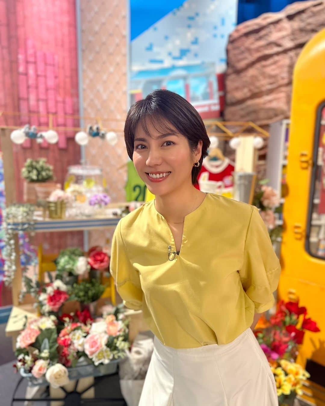 松下奈緒のインスタグラム：「皆さんこんにちは☀️  本日も「旅サラダ」をご覧いただきありがとうございました。  沖縄のやんばるの森は時間が止まったようで深呼吸したくなる場所でしたね。  沖縄そばも美味しそうでしたね！  そしてケープ半島の旅はまさかオットセイと泳げるとは驚きでした。  来週はビッグ5に会うことはできるのでしょうか？？  次回もお楽しみに🎶  #旅サラダ @tabisalad   #松下奈緒  <衣装> ブラウス、スカート#GeeRA イヤリング、ネックレス#vendomeaoyama」
