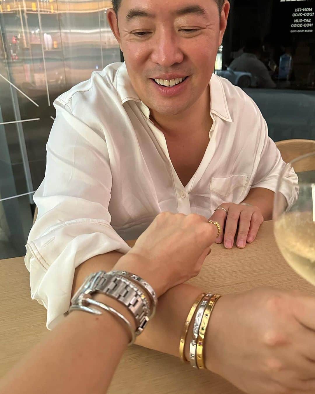 アン・ソニョンのインスタグラム：「#제이그레이슬렛X러브바자  팔찌 이제 정말 몇개안남았🥹 사이즈 M할지 S할지 고민하실까봐, 비교착샷 올려드려요🫶🏻  90kg 남성도 (@sinstar23 오빠 미안햌ㅋㅋㅋㅋㅋ 오빠가 라이브에 공개했으니깤ㅋ갠찮짘ㅋㅋㅋㅋㅋㅋㅋㅋ😂) 층분히 착용하는 M사이즈이구요,   보통굵기의 여성팔목에 (55-66사이즈 ) M과 S를 동시착용했을때 비교샷입니다.   Multi 가 들어가있으면 컬러원석스톤이 박혀있고 (ex) Multi stars gold = 금색에 컬러풀 원석 박힌 팔찌, )  그냥 Stars gold 면 투명 크리스탈 스톤이 박혀있는 디자인이에요.   사실 골드이던 실버던, 멀티컬러던 그냥 투명크리스탈이던 다 넘 이뻐서 이거저거 골라담아 두세개 주렁주렁 원래 매일차던 광물✨이나 시계에 겹쳐 차주세요.  가격이 넘 착하니께😊  러브바자만 A/S도 6개월 드리는거 아시죠?? 😍🩷  사이즈 비교는 사진& 영상들 참고하시고 마지막 결정 서둘러주시면 낼저녁까지 주문 수량 바배로 월욜나가서 <추석전 배송> 해드리니 고향갈때 (my)두손 무겁게 떠나세요🙋🏻‍♀️💍⭐️✨🫶🏻  사이사이 품절떠있는 품목은 진짜 품절이어서🤧 원픽은 놓치셨더라도 아더 컬러나 옵션담아가시면 실물받아보면 “어머 이것도 너무 이쁘잖아?? 안샀으면 어쩔뻔😍” 싶으실꼬예요🩵🩷  이제 이어서 반지 사이즈별착샷도 올려드릴께요 😉  즐거운 광물소ㅑ핑 되세요⭐️  #대한민국4대셀프 #물_단무지_효도 그리고 선물✨ #추석선물로광물사는나어떤데🤭 #응내선물이야」