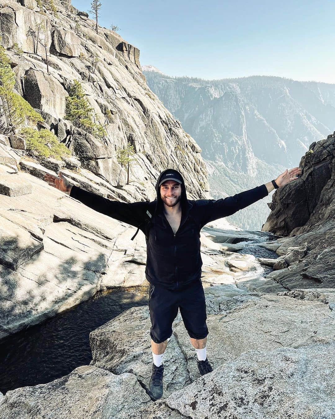 ヨハネス・ベターさんのインスタグラム写真 - (ヨハネス・ベターInstagram)「Took a dip in the Yosemite Falls 😁 #yosemite #falls #beforeafter #trip #california #usa #nationalpark #roadtrip」9月23日 10時53分 - johannes_vetter