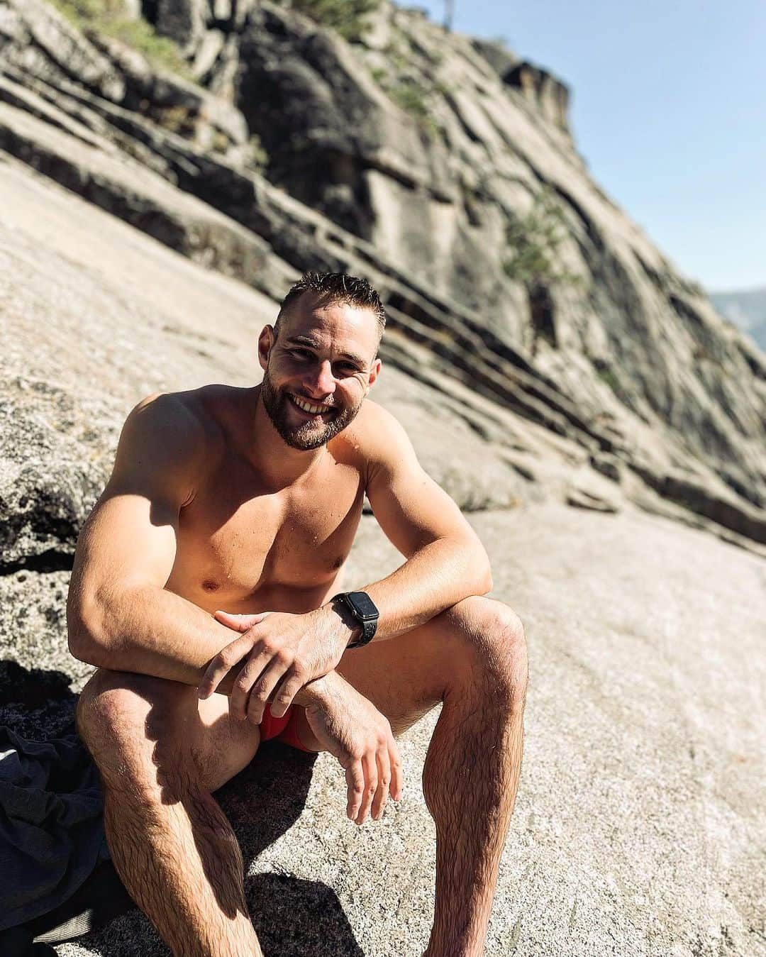 ヨハネス・ベターのインスタグラム：「Took a dip in the Yosemite Falls 😁 #yosemite #falls #beforeafter #trip #california #usa #nationalpark #roadtrip」