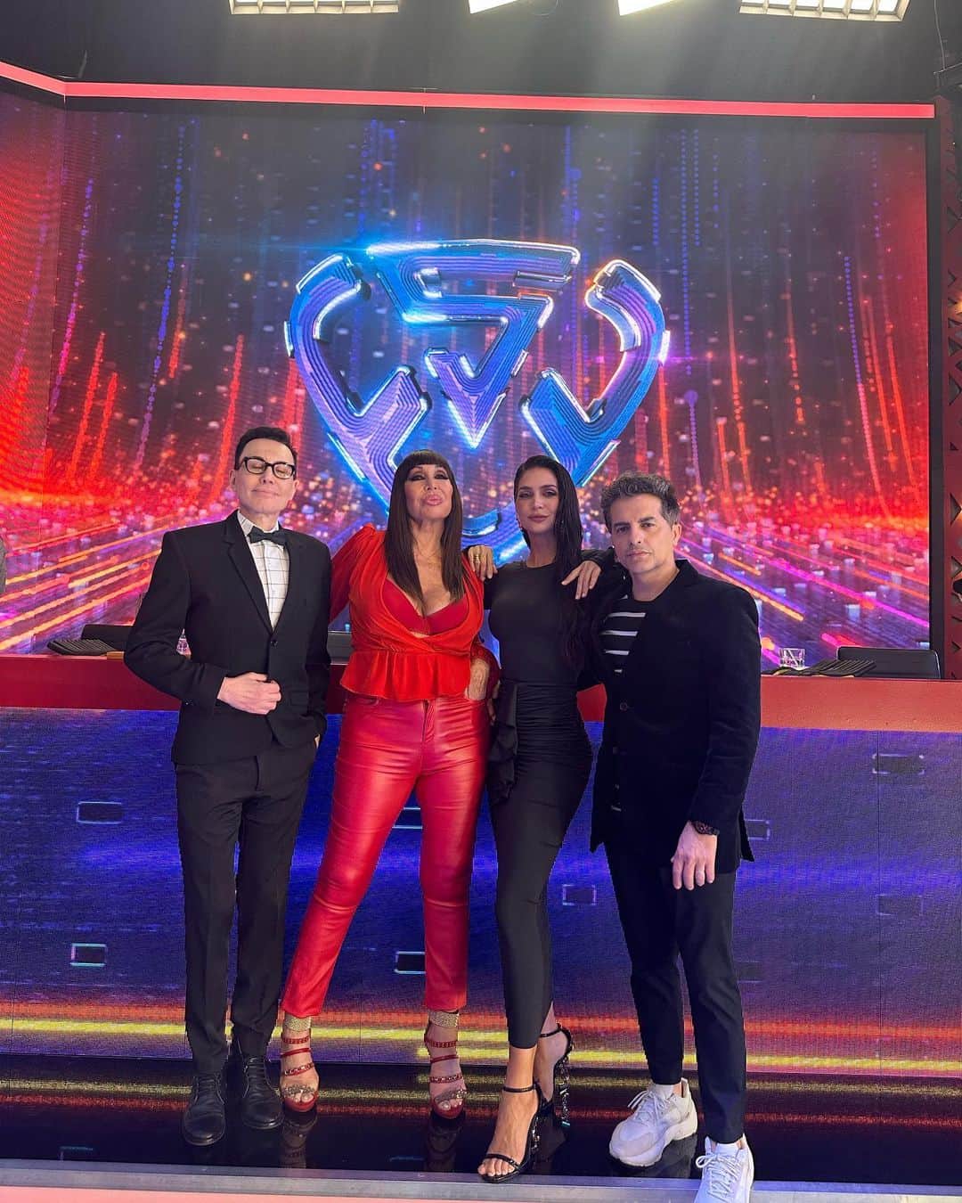 サイラ・ナラさんのインスタグラム写真 - (サイラ・ナラInstagram)「Pasándola bomba 💣  En el bailando 💃🏻  St @anitakorman  My Dress @marcelo.zanek  Joyas @fahomaba  Anillo @carmin_arg @stylestore.ar  Makeup @carolhmakeup @frumboliestudio  Hair @noedeledicque_  @multitalentoficial」9月23日 11時01分 - zaira.nara