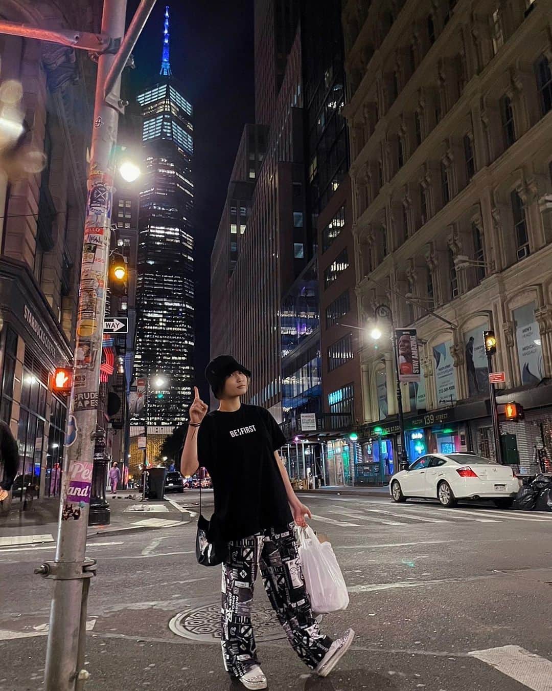 安納サオリのインスタグラム：「NYでも推しを推す。 苦手な長時間飛行機もBE:FIRST Tシャツ着てるから頑張ろうって乗り越えた。  ええ、私BESTYです。   #befirst  #besty  #ny #downtown #安納サオリ #プロレス #prowrestler」