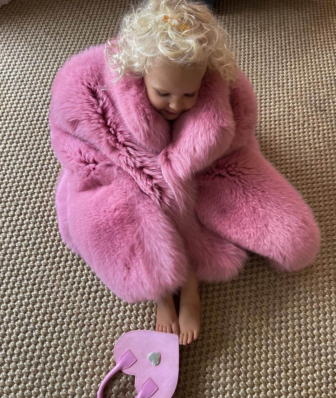エルザ・ホスクのインスタグラム：「Sweet things🎀💕🩷」