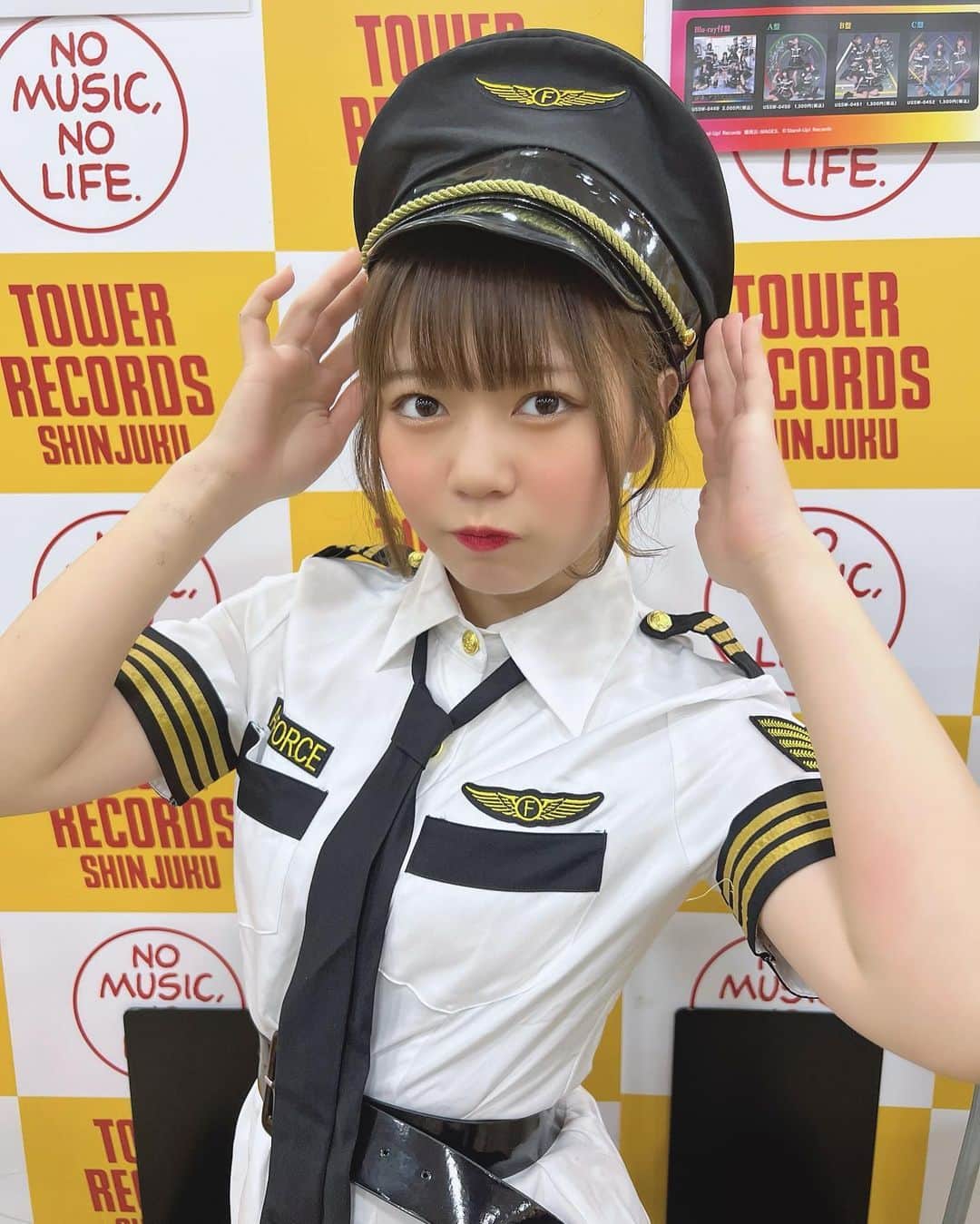 桜田アンナのインスタグラム：「CAのコスプレかと思ったら 機長さんだったって話‼️  #ハロウィン　#コスプレ　#CA」