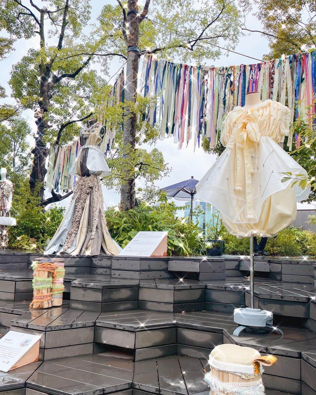 峯りあなのインスタグラム：「先日告知したSUSTAINABLE FASHION POP-UPイベント「LOOP CAMP」が現在開催中だよ⛺️ 開催初日の今日、私もイベントに参加してきました〜！  前回私も作ったサステナブルなノベルティが実際に作ることができるよ🫶🏼  他にもプラスチックを再利用した服やバッグがたくさん展示されていたり、特別に無料で洋服のリペアやファスナーリペアをしてもらえるブースもあるの❣️  9月23日（土）、24日（日）の 11:00～19:00に東急プラザ表参道原宿6Fおもはらの森にて開催中🌱 無料で入場できるので、ぜひ参加してみてね🕺  詳細は「LOOP CAMP特設サイト」にて確認できるよ！  https://ykkdigitalshowroom.com/event/loop_camp/    @ykkjapan @newmakelabo  @plasticity_official   #PR #LOOPCAMP  #巡るファッションわたしのスタイル  #YKK  #ファスナー #おもはらの森   YKK、YKK Little Parts. Big Difference. は、日本およびその他の国/地域におけるYKK株式会社の登録商標または商標です。」