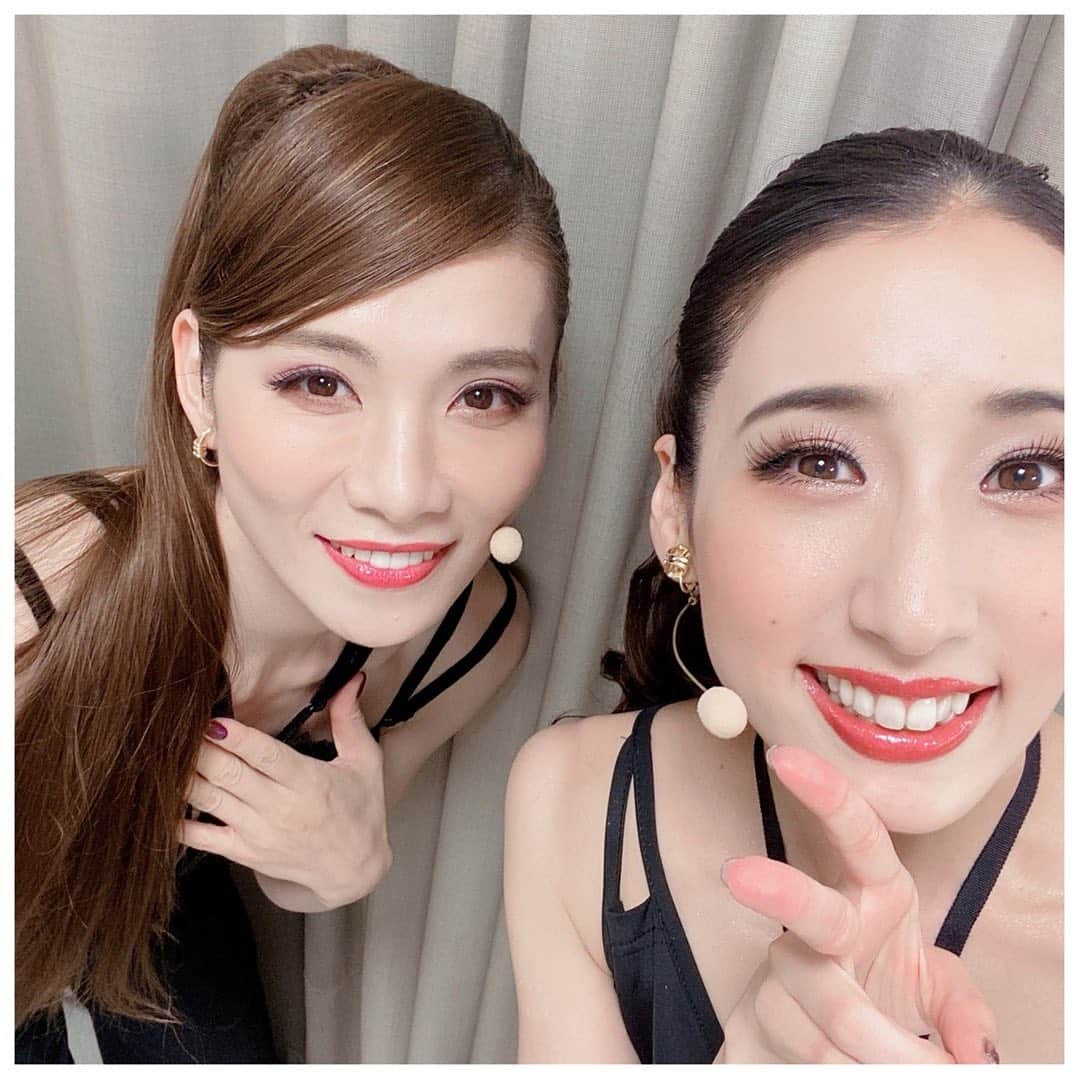 天寿光希さんのインスタグラム写真 - (天寿光希Instagram)「#ズージャズカ  昨日無事東京の幕があきました。  音楽を愛する方々が生み出す 心踊るサウンドに 素敵な方々と作る世界観、 そして客席からご一緒に楽しそうに手拍子して下さるお客様。 ありがとうございます♡  最後は 宝塚の名曲で締め括られ、 聞き慣れているはずの曲でも 思わず目頭が熱くなった初日でした。 人も舞台も全てご縁ですね。  一期一会の舞台を観に 是非劇場へ足をお運びください❕  お待ちしております♡  #晴音アキ  ちゃん #妹みたい #しっかり者 #うっかり者 #天寿光希」9月23日 11時00分 - mitsuki_ten10