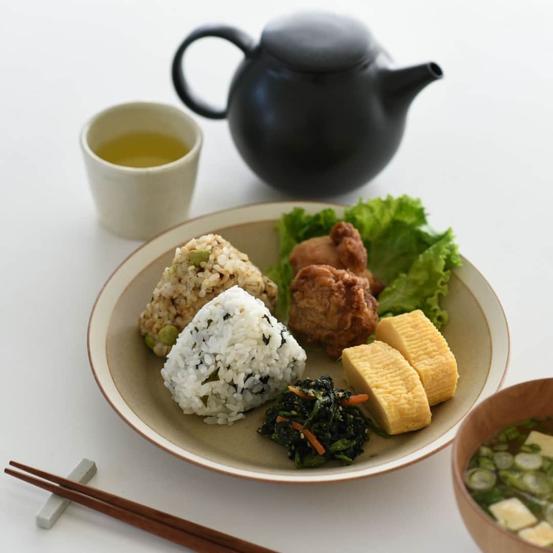 北欧、暮らしの道具店さんのインスタグラム写真 - (北欧、暮らしの道具店Instagram)「小鉢のように、スープボウルのように yumiko iihoshi porcelain × 木村硝子店のうつわ . - - - - - - - - - - - -  東京の下町にある老舗ガラスメーカー・木村硝子店の 定番グラスをモチーフに、イイホシユミコさんが デザインした食器「dishes」シリーズ。 プレートと、ボウルが揃って入荷中ですよ♪  シンプルだけど手しごと感のある 佇まいが魅力的な、当店人気商品です。  18cmプレートは、取り皿やおかず、 デザートに使いやすいサイズです。  22cmプレートは、トースト一枚が ぴったり収まるサイズで、 朝ごはんはもちろん、おにぎりとおかず 2〜3品をのせてランチのワンプレートにも！  ミニボウルは、 小鉢よりは大きく、でもスープボウルや シリアルボウルよりは小ぶりなサイズ。 絶妙なサイズ感で、いくつあっても 使い道に困らないアイテムですよ。  スープはもちろん、和食のおかず、 フルーツなど彩りのある食材とも相性良く、 食卓にスッと馴染んでくれます。  高台がないので、器を重ねやすいのがうれしいポイント。  また、手しごと感のある器だけれど、 電子レンジ・食洗機にも使えるタフさも魅力です。 温め直しも簡単で、毎日のように使いたくなりますね。  カラーはモスグレーとサンドベージュの2色。 モスグレーはテーブルをシックな印象に、 サンドベージュは温かみのある 柔らかな雰囲気にしてくれますよ。  どんな料理とも相性が良く、日々の食卓で活躍してくれる イイホシユミコさんの器を、ぜひ迎えてみてください。  ーーー 掲載のアイテムはこちら▼ ーーー . ☑︎yumiko iihoshi porcelain × 木村硝子店 / dishes  ▶︎ プロフィールのリンクから、お値段・サイズなど詳しい情報をご覧いただけますよ。→@hokuoh_kurashi . 🎁「クラシ手帳2024」プレゼントキャンペーン実施中！お買いものいただいた方全員に、当店オリジナルの手帳を無料でお届けいたします。 . #kitchen#kitchendesign#kitchenware#food#foodstagram#キッチン#キッチン雑貨#台所#ごはん#yumikoiihoshiporcelain#木村硝子店#dishes#ボウル#マットシリーズ#おやつ#ティータイム#おうち時間#北欧食器#ランチ#夜ごはん#ディナー#料理#シンプル#シンプルライフ#シンプルデザイン#暮らしを楽しむ#日々の暮らし#北欧#暮らし#北欧暮らしの道具店」9月23日 11時00分 - hokuoh_kurashi