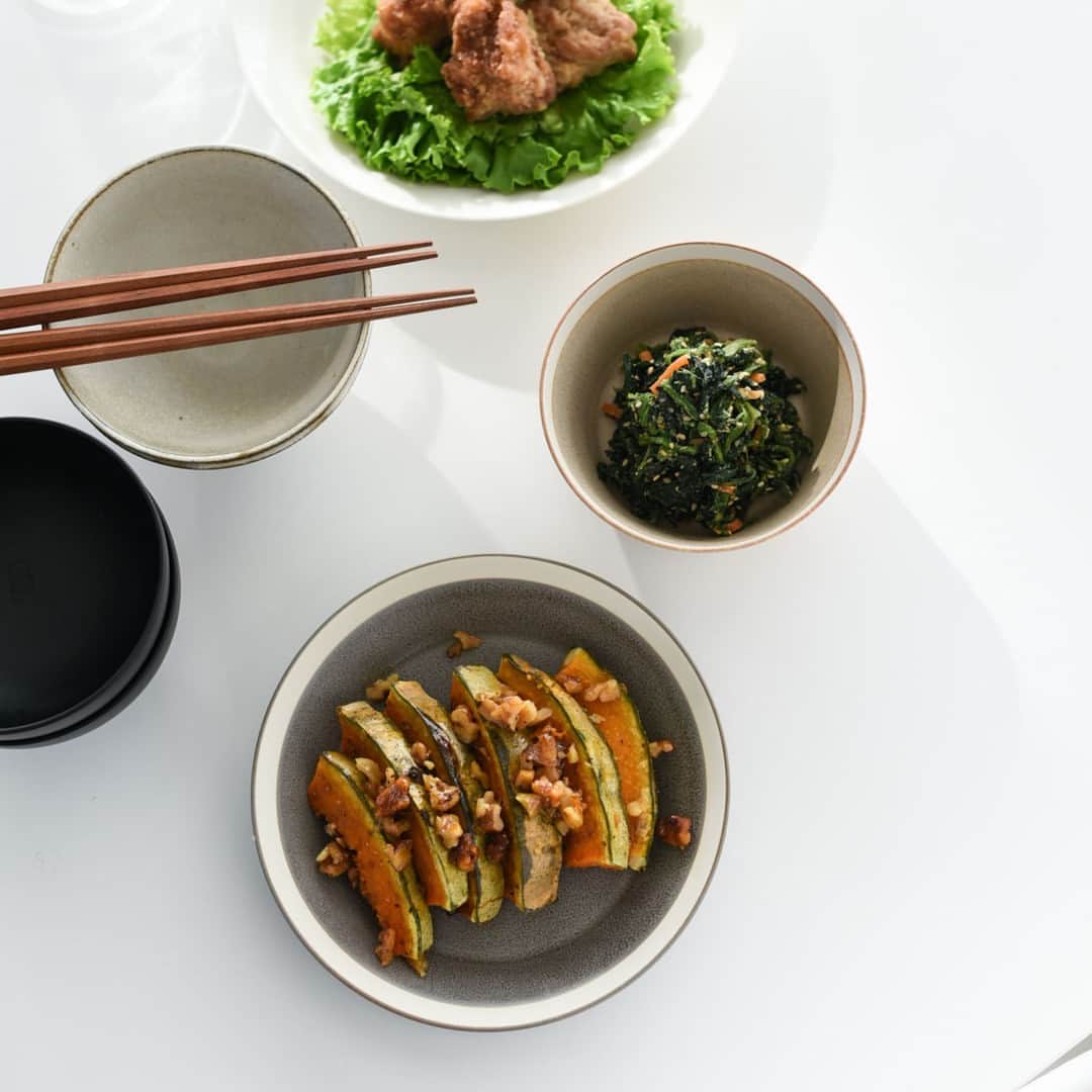 北欧、暮らしの道具店さんのインスタグラム写真 - (北欧、暮らしの道具店Instagram)「小鉢のように、スープボウルのように yumiko iihoshi porcelain × 木村硝子店のうつわ . - - - - - - - - - - - -  東京の下町にある老舗ガラスメーカー・木村硝子店の 定番グラスをモチーフに、イイホシユミコさんが デザインした食器「dishes」シリーズ。 プレートと、ボウルが揃って入荷中ですよ♪  シンプルだけど手しごと感のある 佇まいが魅力的な、当店人気商品です。  18cmプレートは、取り皿やおかず、 デザートに使いやすいサイズです。  22cmプレートは、トースト一枚が ぴったり収まるサイズで、 朝ごはんはもちろん、おにぎりとおかず 2〜3品をのせてランチのワンプレートにも！  ミニボウルは、 小鉢よりは大きく、でもスープボウルや シリアルボウルよりは小ぶりなサイズ。 絶妙なサイズ感で、いくつあっても 使い道に困らないアイテムですよ。  スープはもちろん、和食のおかず、 フルーツなど彩りのある食材とも相性良く、 食卓にスッと馴染んでくれます。  高台がないので、器を重ねやすいのがうれしいポイント。  また、手しごと感のある器だけれど、 電子レンジ・食洗機にも使えるタフさも魅力です。 温め直しも簡単で、毎日のように使いたくなりますね。  カラーはモスグレーとサンドベージュの2色。 モスグレーはテーブルをシックな印象に、 サンドベージュは温かみのある 柔らかな雰囲気にしてくれますよ。  どんな料理とも相性が良く、日々の食卓で活躍してくれる イイホシユミコさんの器を、ぜひ迎えてみてください。  ーーー 掲載のアイテムはこちら▼ ーーー . ☑︎yumiko iihoshi porcelain × 木村硝子店 / dishes  ▶︎ プロフィールのリンクから、お値段・サイズなど詳しい情報をご覧いただけますよ。→@hokuoh_kurashi . 🎁「クラシ手帳2024」プレゼントキャンペーン実施中！お買いものいただいた方全員に、当店オリジナルの手帳を無料でお届けいたします。 . #kitchen#kitchendesign#kitchenware#food#foodstagram#キッチン#キッチン雑貨#台所#ごはん#yumikoiihoshiporcelain#木村硝子店#dishes#ボウル#マットシリーズ#おやつ#ティータイム#おうち時間#北欧食器#ランチ#夜ごはん#ディナー#料理#シンプル#シンプルライフ#シンプルデザイン#暮らしを楽しむ#日々の暮らし#北欧#暮らし#北欧暮らしの道具店」9月23日 11時00分 - hokuoh_kurashi