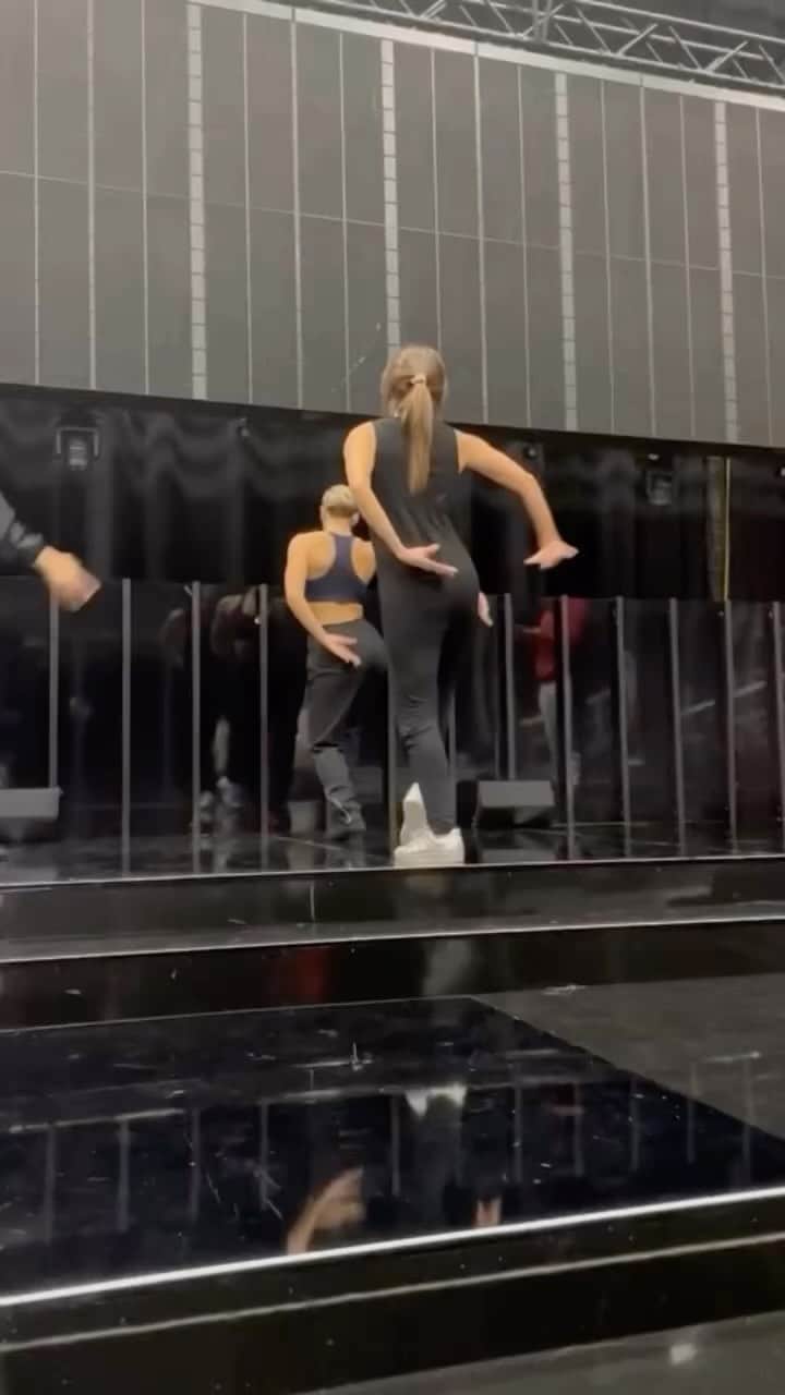 ロゼリン・サンチェスのインスタグラム：「Back in Miami for @miraquienbaila  Estrenamos el próximo domingo a las 7pm! Que emoción!! This was last year during rehearsals for my performance! Judging and performing was no joke… but truly and unforgettable experience!  Here’s to dancing and all of those that love this artistry.  Es un privilegio haber bailado desde chiquita y me quito el sombrero frente a todos los bailarines, coreógrafos y celebridades estrellas compitiendo esta temporada en MQB.  Ya quisiera yo bailar tan bello como todos ellos!  Remember! Oct 1st at 7pm on @univision」