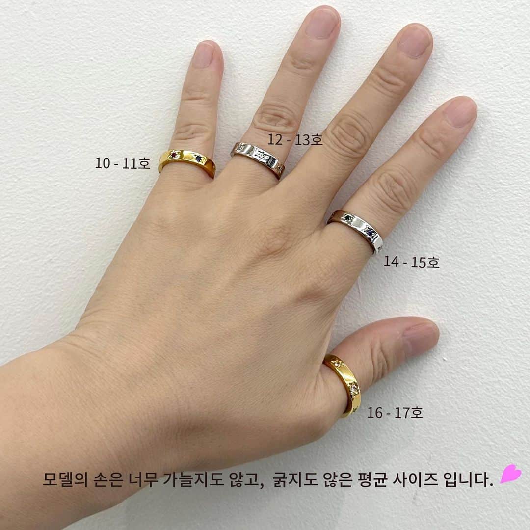 アン・ソニョンのインスタグラム：「#제이그레이슬렛x러브바자💍  <반지사이즈 비교> 에여 :)   사진참고하시고, 저는 13-14호 멀티코스믹스타스 실버 + 스타스실버 다른 디자인 섞어 착용 또는 실버와 골드 같은 디자인 함께 콤비로 착용자주해요.   18K 도금에, 5밀스의 밀도의 단단한 전문기공사의 터치 (보통 고가의 수입주얼리 도금도 2.5~ 3밀스 정도에요🫢)마무리라 실물보시면.. 아 진짜 이거 대박이다😍⭐️ 하실거에요.   제가 자주 착용하는 꼬임무늬 보테가베네타 반지도 도금인대 거의 100만원가까이 했거든요?? 근데 @j.gracelet_official 반지랑 섞어서 착용했더니 광택이며 빛깔이... 다들 #제이그레이슬렛반지 가 더 명품 고가제품이냐고 묻더군요 히히🤭🩷 #이가격이퀄리티실화입미꽈🫶🏻 #5만원대라는건우리끼리만압시다😊  몇만원에 구입한 백금도금 하트귀걸이는 매일매일 뽕빨템이고요🩵🩵 ( 저 알러지 있어서 아무거나 못차는데, 알러지방지 18K 니켈도금 짱짱해서 넘나 좋아요👍👍⭐️✨)   추석에 쌓일 설겆이 스트레스 , 고무장갑 벗을때마다 기분 화악 좋아질 금은보화💍✨로 미리미리 예방해보시죠💎」