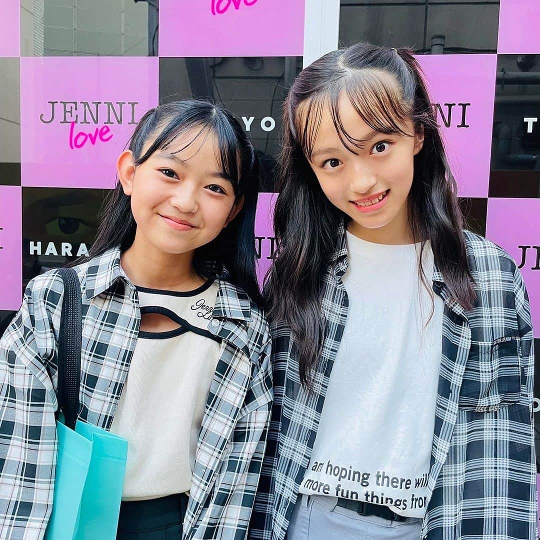 シスタージェニィのインスタグラム：「関屋伊織ちゃんと一緒にニコ‪☆モデルの里乃ちゃんが来てくれた👏🏻👏🏻 2人のリンクコーデがかわいい❤︎.* 秋服getもありがとう❤︎"  またいつでも遊びに来てね  #sisterjenni #シスタージェニィ #関屋伊織 #里乃  #ニコプチ  #harajuku」