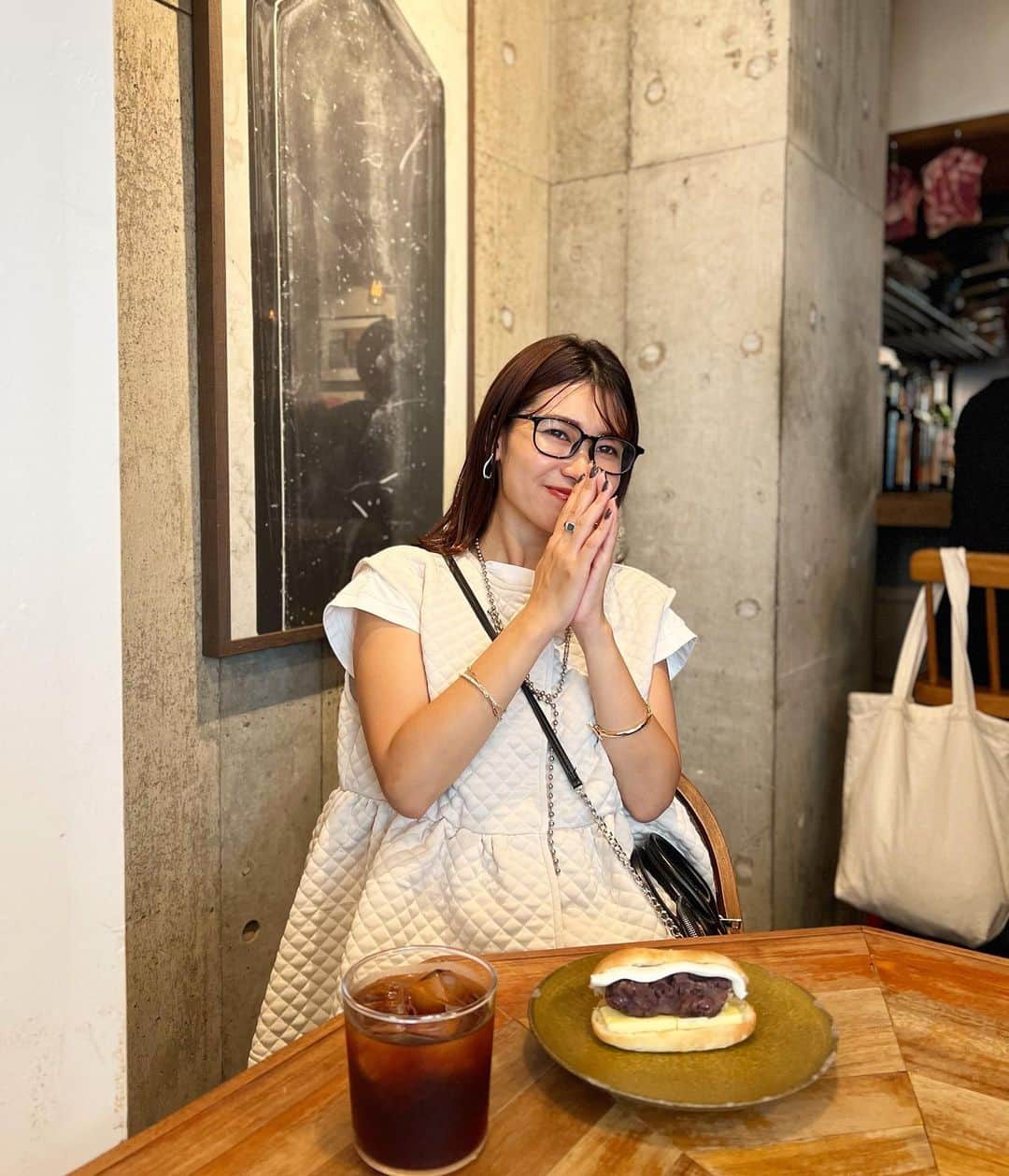 吉田奈央さんのインスタグラム写真 - (吉田奈央Instagram)「朝カフェ🥯  みんな違うの食べてた😂  私はあんバターに目がなくて即決め😏❤︎  渋谷の裏路地にあるおしゃれカフェで夜はビストロみたい🍸  この日はみんなが褒めてくれたキルティングベストを❤︎ 暑いからTシャツと重ね着がちょうどええ🥸  #朝活カフェ#朝カフェ#渋谷カフェ#渋谷モーニング#ビストロロジウラ」9月23日 11時05分 - nao70818