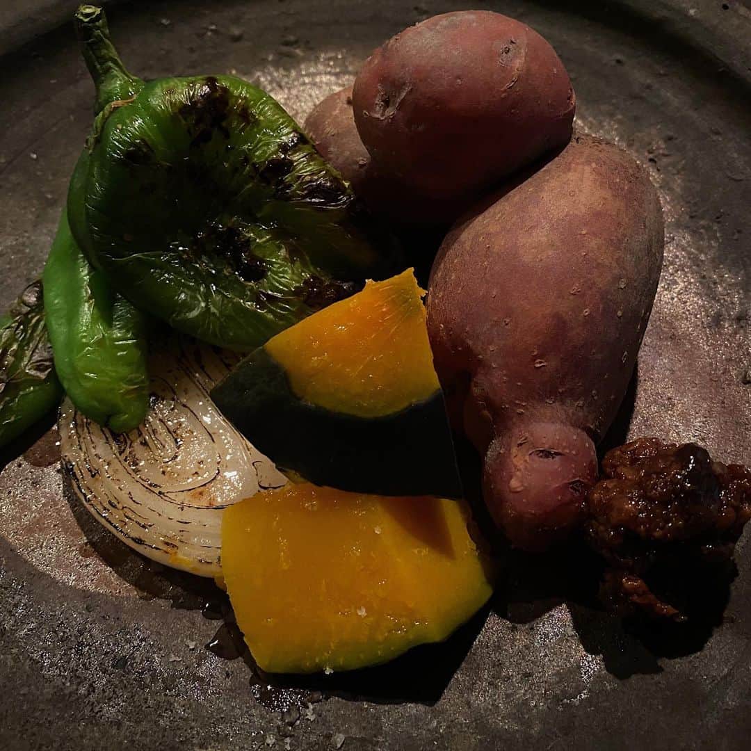 後藤しおりのインスタグラム：「＊本日定休です。嬉しい秋分の日。  写真は昨夜の美味しかった賄い。伏見の農家さんの野菜を蒸したり網焼きしたり。他、魚を捌いたあとのアラ汁。」
