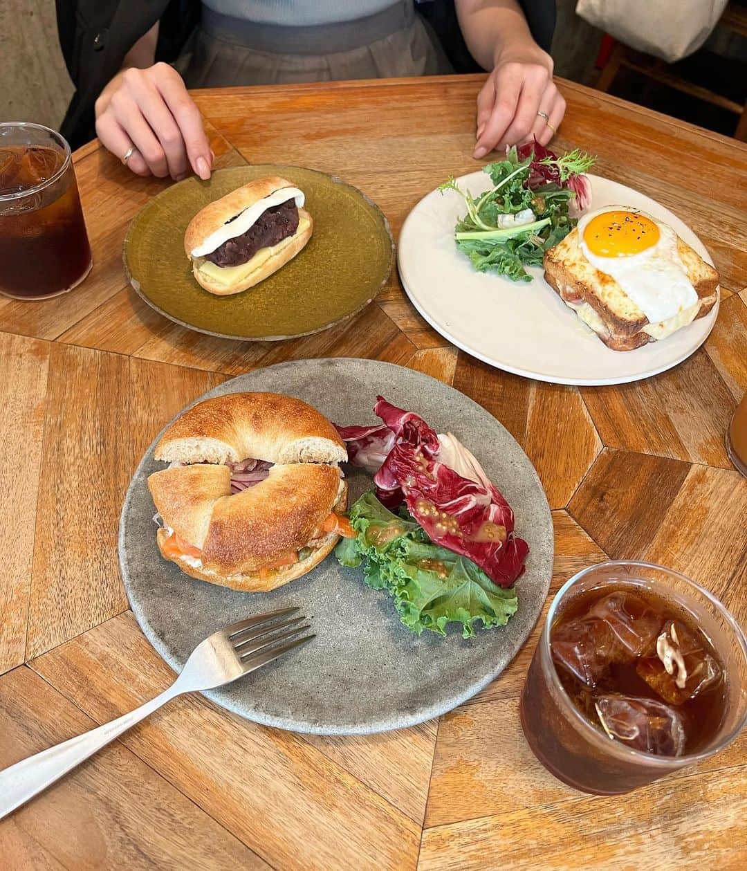 吉田奈央のインスタグラム：「朝カフェ🥯  みんな違うの食べてた😂  私はあんバターに目がなくて即決め😏❤︎  渋谷の裏路地にあるおしゃれカフェで夜はビストロみたい🍸  この日はみんなが褒めてくれたキルティングベストを❤︎ 暑いからTシャツと重ね着がちょうどええ🥸  #朝活カフェ#朝カフェ#渋谷カフェ#渋谷モーニング#ビストロロジウラ」