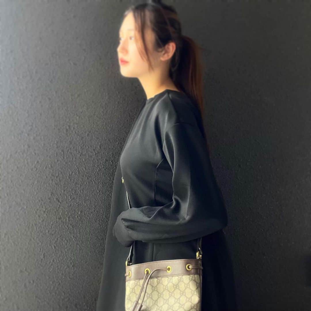 明空星のインスタグラム：「ZOZOTOWNで　@geera__official の秋冬服ゲット♡ 3色展開、3,289円生地も暖かいしこれから肌寒くなってくるからめちゃくちゃいいと思う😍 前後2WAYデザインで着こなし2倍🙌🏻きれいめにもカジュアルにも着回せる優秀デザイン 、レディーなシルエットで体型カバー&スタイルアップ見せ 大人っぽいジップ&スライダーがアクセント 、ジップの開きを調整するだけで雰囲気を変えて着用できる！ 9/24までZOZO WEEK開催中🙌🏻🙌🏻🙌🏻  #ZOZOTOWN#ZOZOTOWNおすすめブランド #今日のコーデ #GeeRA #ジーラ #ジーラコーデ#ハーフジップ#ワンピース」