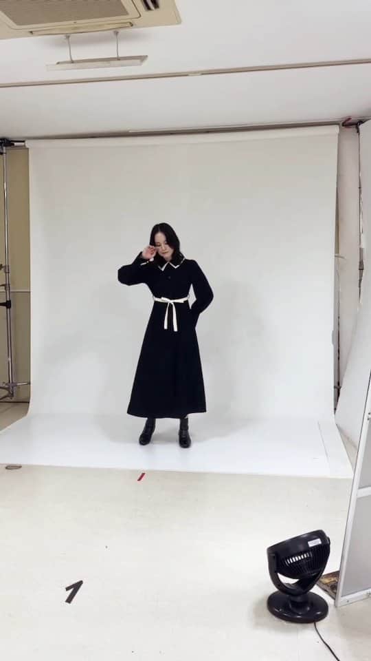 のインスタグラム：「早く秋服もコートも着たい🖤🤍🤎 ⁡⁡ ⁡@ade_avv_official ⁡ ⁡⁡ ⁡#⁡shooting #adeavv #fashion #韓国ファッション #韓国コーデ #ワントーンコーデ #秋コーデ #冬コーデ #ワンピース #セットアップ #コート #ニット #ニットワンピース」