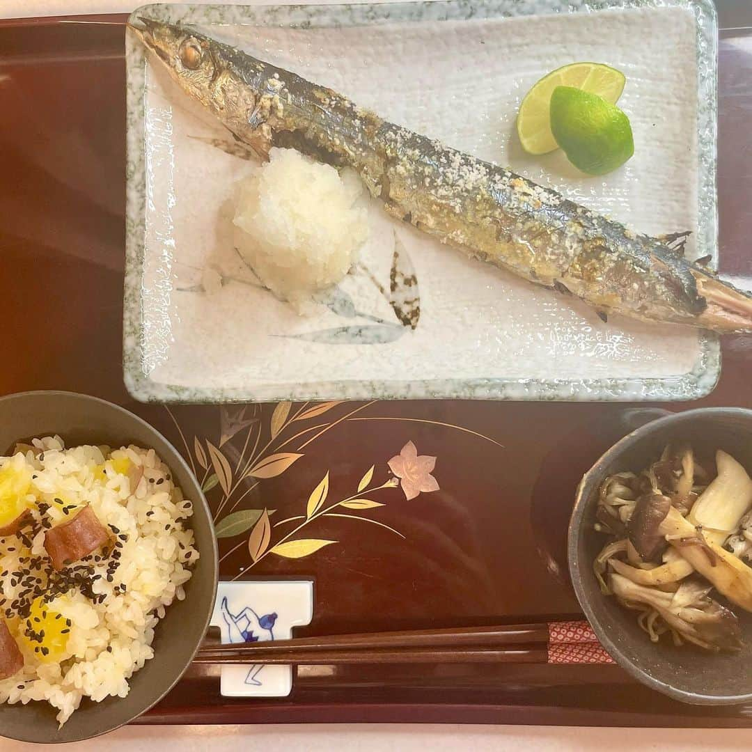 吉井明子さんのインスタグラム写真 - (吉井明子Instagram)「秋の味覚𓆝 🍠 𓌉◯𓇋  今日番組でご紹介した「撮ってきた📷」はおうちで作った秋ごはんでした🍚  ✨秋刀魚の塩焼き 大根おろしとすだちを添えて ✨さつまいもの炊き込みご飯 ✨4種のきのこのバターしょうゆ炒め  食欲の秋ですね😋  #cooking #おうちごはん #手料理 #秋刀魚 #さんま #すだち #さつまいも #きのこ #秋の味覚 #気象予報士 #気象キャスター #weatherforecaster #기상캐스터　#氣象主播」9月23日 11時08分 - akiko_yoshii_sunny_rain