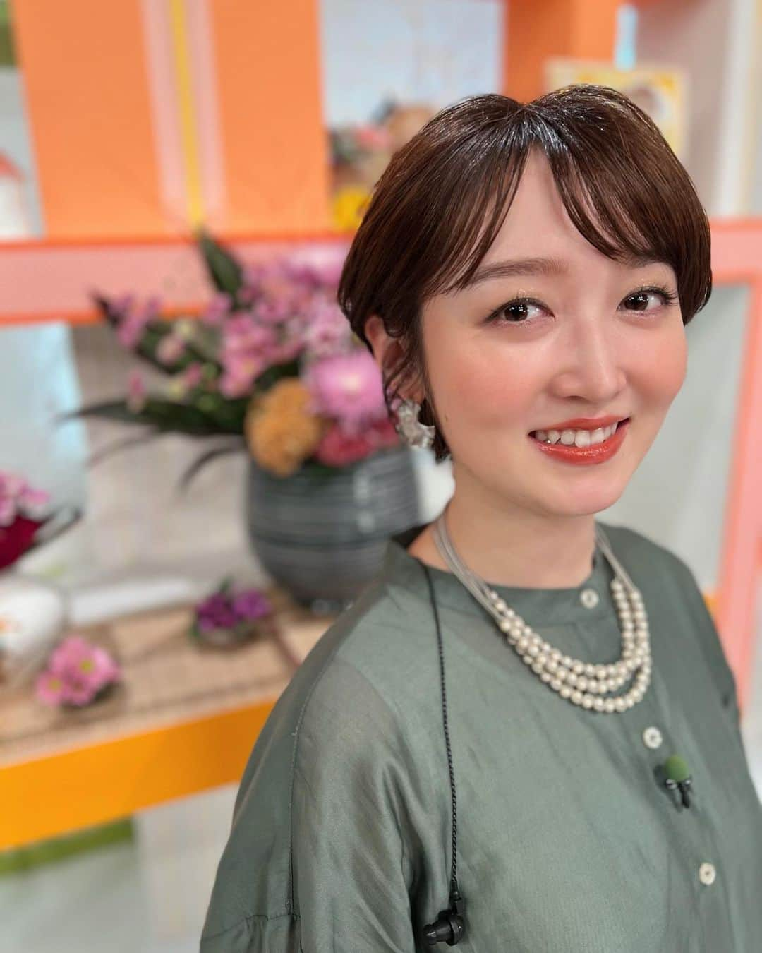 松田愛里さんのインスタグラム写真 - (松田愛里Instagram)「昨日のevery.フライデー ふわっとヘアに、秋ムード漂うメイク💄 今週もお気に入りでした！  ９月も残り１週間。 残暑に日々ヘトヘトですが やっと、少しずつ、秋の気配ですね🍂 良い週末を...♪  💄ヘアメイク: @_____aki_hairmake さん 👗衣装提供: @jeansfactory_takamatsu さん ※ピアスは私物  #秋メイク #秋服 #green #ショートヘア #everyフライデー #岡山 #香川 #西日本放送 #アナウンサー #アナウンサー衣装」9月23日 11時18分 - matsuda_airi_