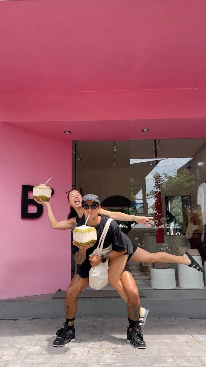 Jennifer Bachdimのインスタグラム：「First coconut 🥥 then shopping @b__achdim 🛍️😅 #teamBachdim #happyweekend」