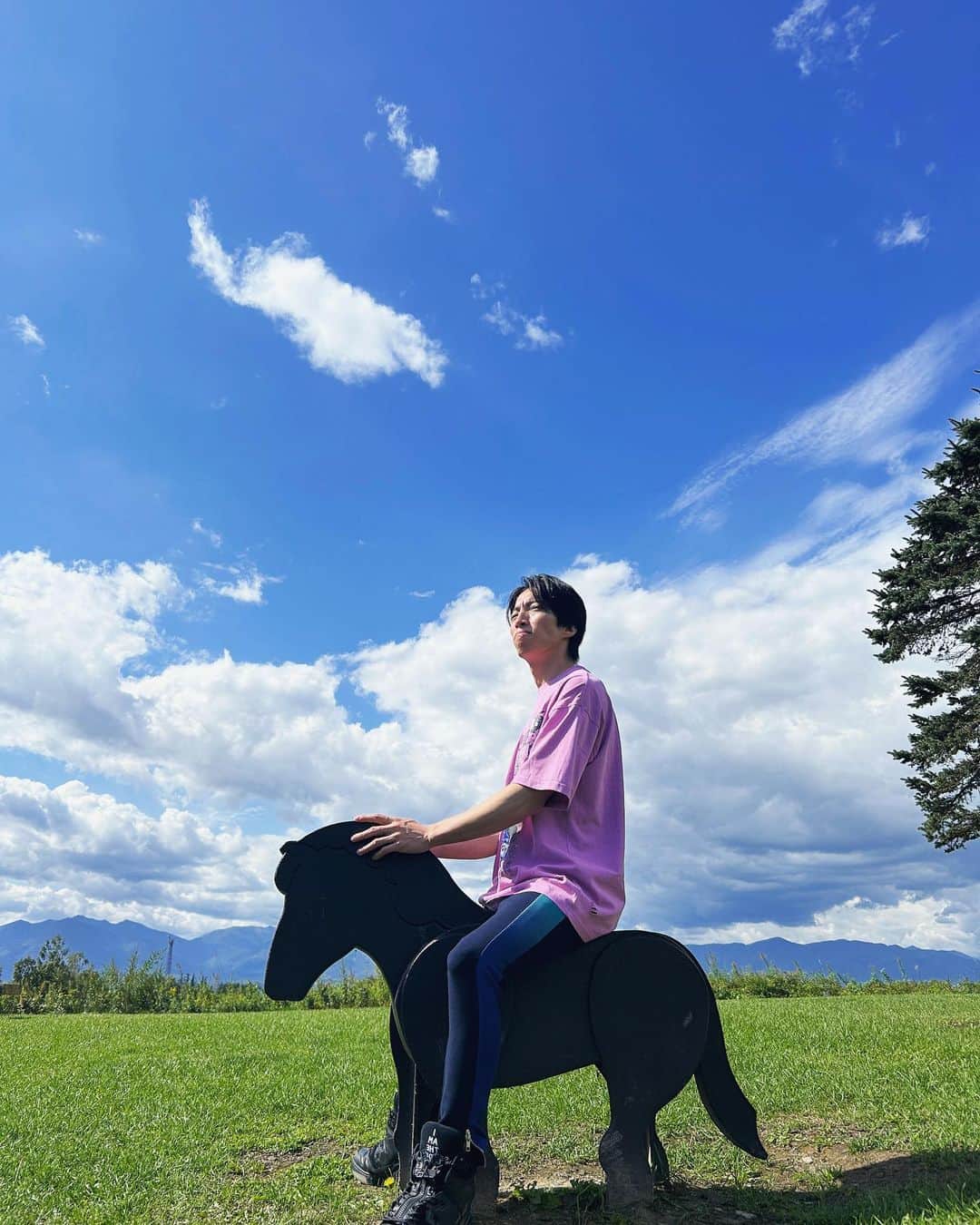 THE ORAL CIGARETTES のインスタグラム：「"WANDER ABOUT 放浪 TOUR 2023 北海道 編"、順調に各地を巡っております🐎🐎 明日は旭川公演です！ 楽しみにしていてくださいね🙌🏻  #オーラル_放浪TOUR  --- This time, the tour is going around Hokkaido and is progressing well! Masayan is happy to be able to ride the pony!」
