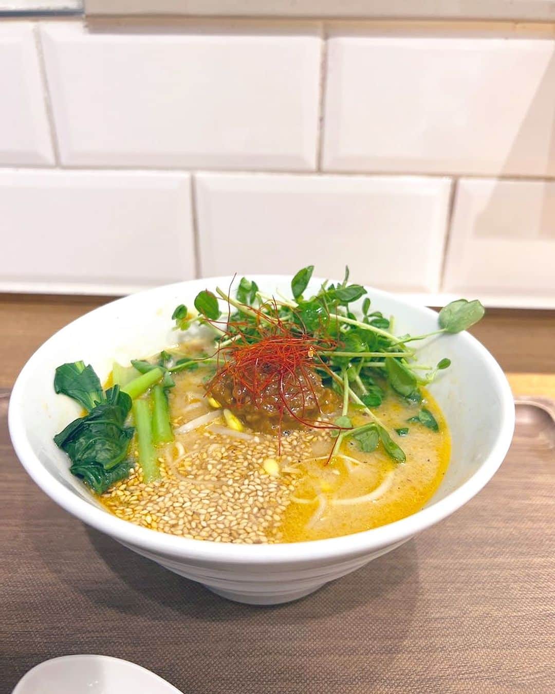 本谷亜紀のインスタグラム：「駅の改札中でヘルシーな担々麺が食べられる😊🙏白胡麻たんたん麺🍜麺が選べてなんとこんにゃく麺にすると311キロカロリー😌 ㅤㅤㅤㅤㅤㅤㅤㅤㅤㅤㅤㅤㅤ 今回は普通の麺にしたけど、ダイエットの時におすすめ！胡麻のクリーミーなスープもおいしい！何よりも駅蕎麦感覚でさくっと食べられる立地が良い🙏 #Tsたんたん　#池袋ラーメン  #ラーメン #らーめん #麺スタグラム #つけ麺 #ランチ #中華そば #🍜」