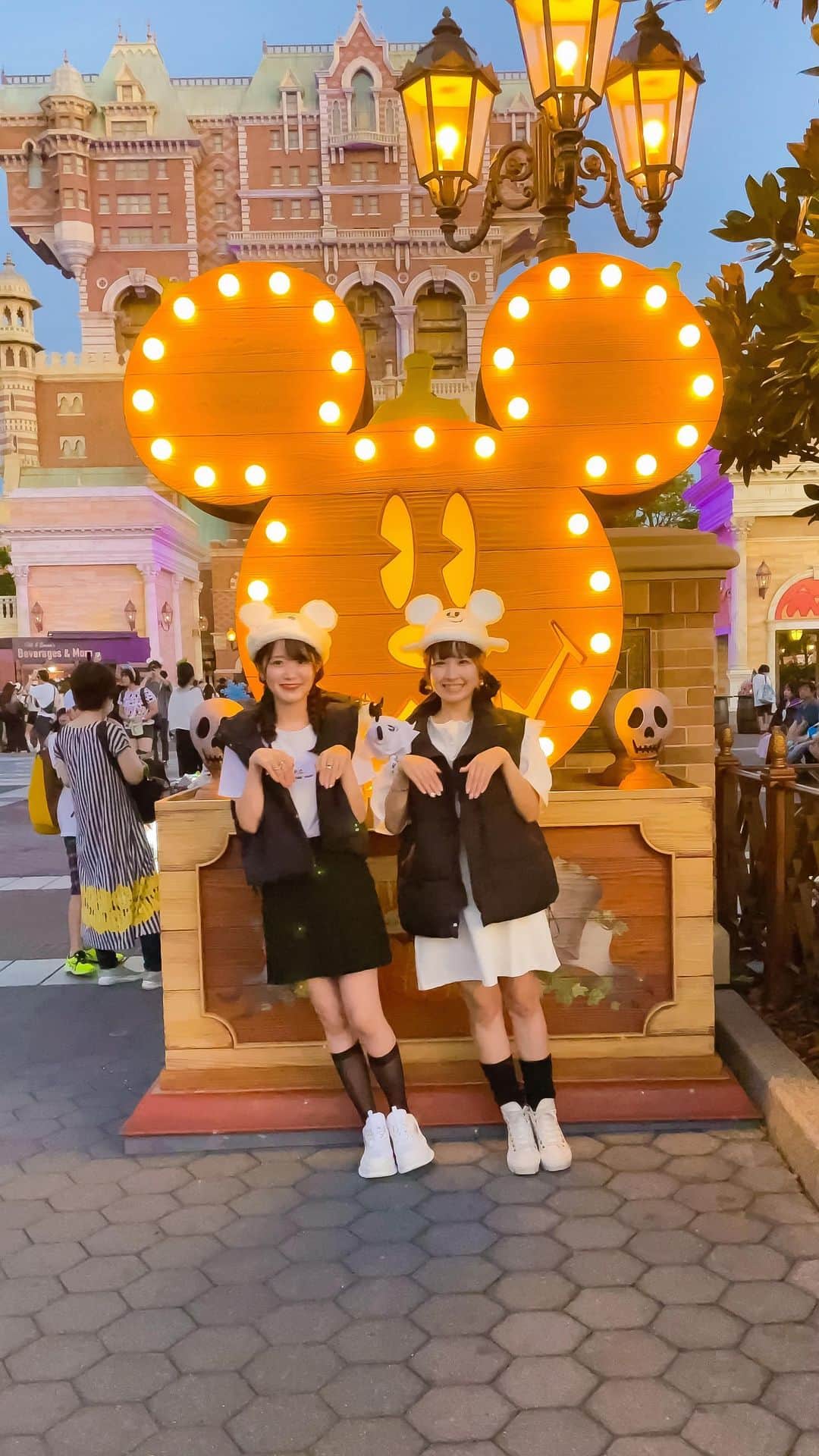 Kanaのインスタグラム：「ㅤ ㅤ やぎかなで倒れてみたっin TDS👻🫧🤍 ㅤ ㅤ これ撮るの意外と大変なんだけど、 何より楽しすぎて😂💕💕 ㅤ ㅤ ㅤ ㅤ ㅤ ㅤ #やぎかな ㅤ #kana_disney #kana_disneybound ㅤ ㅤ #東京ディズニーリゾート #東京ディズニーシー #ディズニーシー #ディズニー #ディズニーバウンド #ジェラトーニバウンド #ディズニーコーデ #ジェラトーニコーデ #ハロウィンコーデ #ディズニーハロウィン #tokyodisneyresort #tdr #tokyodisneysea #tds #disneyseatokyo #gelatoni #gelatonibound #disneybound #disneyhalloween #disneyhallowe en2023 #disneyreels」