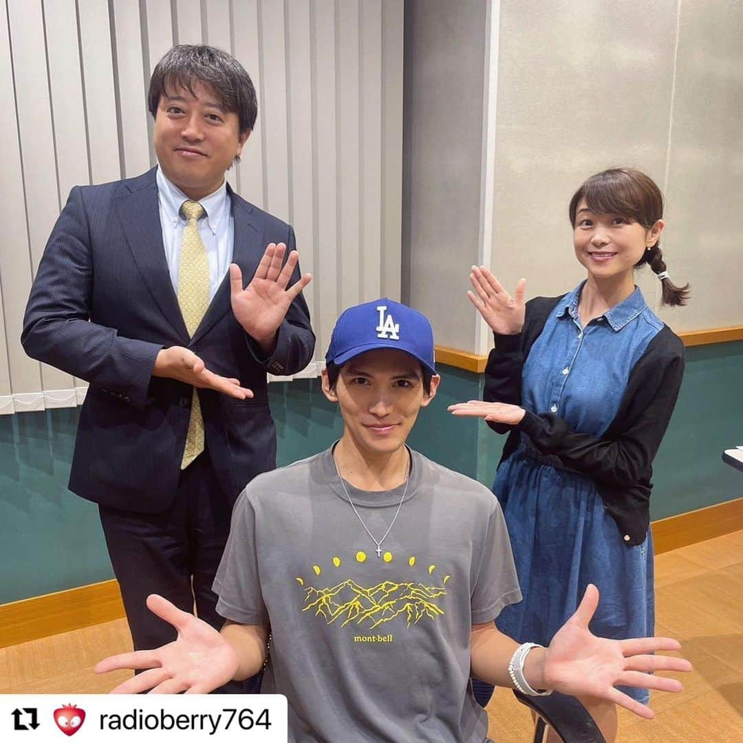 須賀由美子のインスタグラム：「#Repost @radioberry764 with @use.repost ・・・ . 「音楽のミナテラスとちぎ」 毎週土曜日の朝8:25から🎶 新井啓泰と須賀由美子がお送りしています！  今週(9/23)のゲストは、先週に引き続き、 元劇団四季で俳優の大村真佑さん🎵 聴き逃しちゃった方はradikoでも！  #音楽のミナテラスとちぎ #新井啓泰 #須賀由美子 #大村真佑 #RADIOBERRY #レディオベリー」