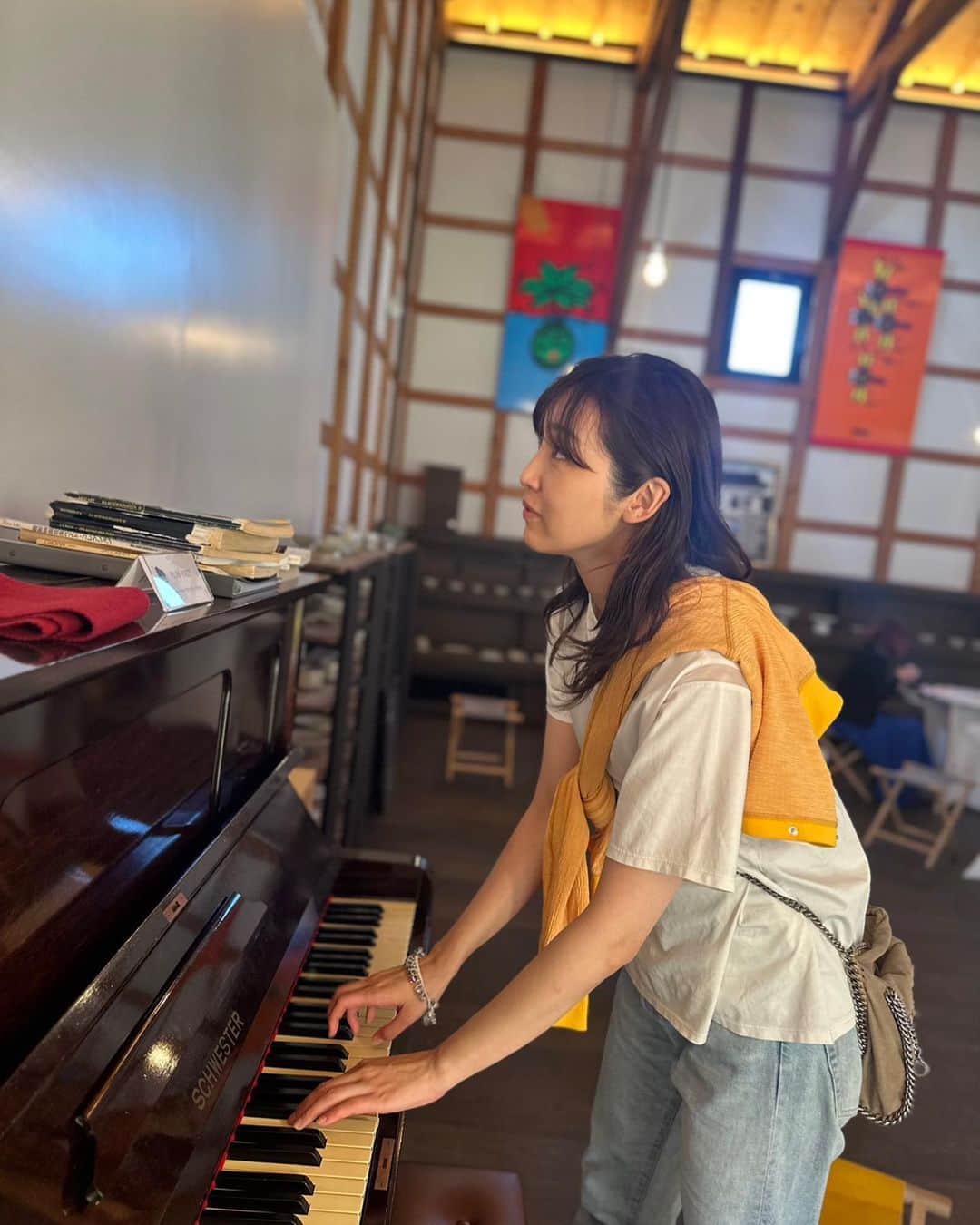 鳳真由のインスタグラム：「自分で言うのはおこがましいですが… 前回大変ご好評を頂きました 二子玉川高島屋コミュニティクラブたまがわ  で今秋もお話しする機会を頂きました🙏 前回は宝塚夢のサロンという枠でしたが  今回は講座として2回に分けて  『薬膳』  のテーマを選び、講義させていただきます！  実は以前、 本当に興味だけで薬膳漢方マイスターの資格を取得したのですが この食材にはこんな効能があるんだーとか 組み合わせたら更に効果倍増するんだなーとか  むひむひと自分の食事を分析するためだけに使っていた知識を共有させて頂ければと思っています🙏  食欲の秋に、美味しいものを摂って 心も身体も美しくなる可能性をたっぷり考えて、お伝えできることに今からワクワクです！！🍁  是非是非たくさんのお申し込みをお待ちしております🙌✨✨  ……………………………………………………………………………………  概要  食欲の秋、美味しく食べて体の中から美と健康をアップする薬膳の秘訣を、元タカラジェンヌならではの切り口で教えていただきます。（サイトより抜粋）  1回目→10月28日（土） 　　　　13:30～15:30 『薬膳の秘密〜おいしく食べて美を追求〜薬膳入門① 美容と健康』  参加費　4,532円  2回目→11月18日（土） 　　　　10:30～12:30  『薬膳の秘密〜おいしく食べて美を追求〜薬膳入門② お酒と美食』  参加費　4,532円  【場所】 （両日とも） コミュニティクラブたまがわ 〒158-0094 東京都世田谷区玉川3丁目17番1号 V-2 玉川高島屋Ｓ・Ｃ東館4F  お申し込み方法→コミュニティクラブたまがわ　ホームページ もしくは私のプロフィール画面のストーリーズハイライトよりお進みいただけます🙇‍♀️  写真は直接講座に関係ある…か分かりませんが なんかわりと最近の元気そうな私と（photo by @maiko_kirara & @toromistagram ）  美味しそうなご飯とお酒シリーズ😋」