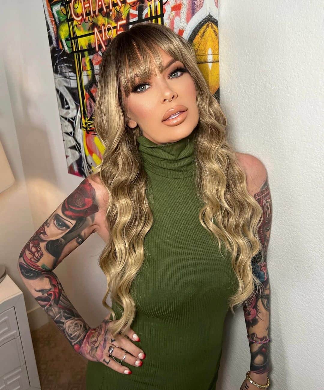 ジェナ・ジェイムソンさんのインスタグラム写真 (ジェナ・ジェイムソンInstagram)「ICONS ONLY 👑 ⁣ ⁣ On set