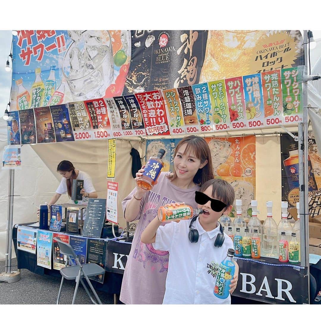愛内里菜のインスタグラム：「２３日本日の大阪イベント告知🎤✨ ⁡ 久米仙酒造さまブースにて 息子っちと📷🌺 ⁡ 晴れてるし👍 リハーサルも気持ちよかった☺️ １５時１０分の出演です！ ⁡ お時間ある方、岸和田カンカンベイサイドモール ぜひお越しください😉🎉 ⁡ ⁡ 9月23日（土）24（日） 大阪岸和田で開催される 「第4回泉州沖縄祭り」に 久米仙酒造さま ⁡@kumesen1952  のお声がけで出演させていただきます✨🙏 ※出演は23日（土）15:10〜15:35のみ ⁡ 場所：岸和田カンカンベイサイドモール屋外特設会場 時間：Open 11:00 / Over 19:00 小雨決行（荒天中止） ※入場料中学生以上一律500円（再入場可） ■会場内への飲食物持込禁止 ⁡ 両日とも たくさんのアーティストさんとキッチンカーで 賑わう沖縄イベント🌴🍴🍹 ⁡ 私も色々ブース楽しむつもり✨😆 ⁡ ぜひお近くの方遊びにきてください😆🙌‼️ ⁡  😆YouTube！ 「愛内里菜オフィシャルチャンネル」  ⁡ 🐦Twitter 愛内里菜 official @RRikakakiuchi ⁡ ⁡ 😆TikTok 愛内里菜/Rina Aiuchi 　 🟥17配信 愛内里菜_official ⁡  #愛内里菜  #歌手 再始動 #垣内倶楽部  #バンド   #ライブ #一体化 #絆 #盛り上がりたい  #感謝  #23周年　 #YouTube #ユーチューバー#tiktok」