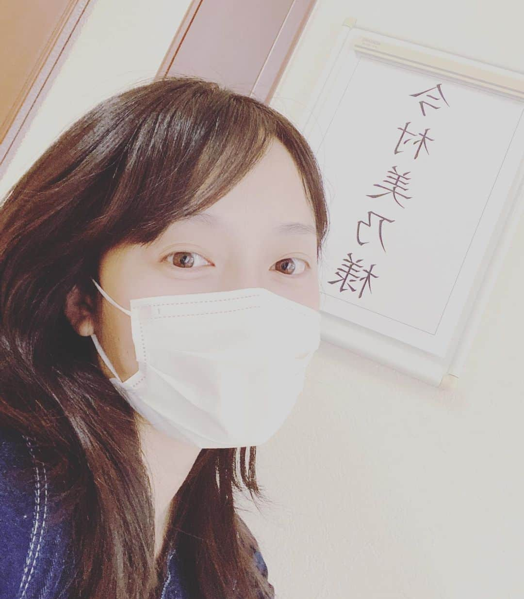 今村美乃さんのインスタグラム写真 - (今村美乃Instagram)「スーパー更新が途絶えてすみません😂😂😂すーぐこういうことするからね😅せっかくフォローして下さってるのに……🙇‍♀️🙇‍♀️🙇‍♀️ごめんなさい。  今日は映画#gメン のラストの方で、アクションシーンがあるのですが、その時の衣装をお届けします🙇‍♀️  ロンTのロゴ、MISS 😳✨  ナオ姉の衣装すごく面白がって選んでくださって、私の『ちょっとスケバンぽくしたいですー！！』という意見からシルバーのプリーツロングスカートに😂😂😂  アクションシーンで暴れ過ぎて一回、ブーツの踵が折れて😂😂共演者の方と持ち道具さんが一緒に修理してくれました🙋‍♀️  全然気づいてなかったけど、アクションシーンのメイキングがYouTubeで見れるみたいです！！！ 連日朝から深夜まで撮影だったけど、みんなON OFF切り替えて、待ち時間は大いに楽しく、撮影中はめちゃくちゃ集中して撮影しました。長回しのシーンがOK出たときは、その場にいたみんなうぉーー！！！！🔥って声出してて、凄い盛り上がりでしたよ☺️☺️☺️  で、帰宅する時のスッピンの私😅  Gメンまだまだ劇場でご覧いただけます♡まだの方は是非是非大スクーンで見てくださいね🙇‍♀️🙇‍♀️🙇‍♀️  #gメン #今村美乃　#ナオ姉   出演　#岸優太 #竜星涼 #恒松祐里 #矢本悠馬 #森本慎太郎 #りんたろー 他     原作：　#小沢としお 『Ｇメン』（秋田書店「少年チャンピオン・コミックス」刊） 監督：#瑠東東一郎」9月23日 11時36分 - imamurayoshino