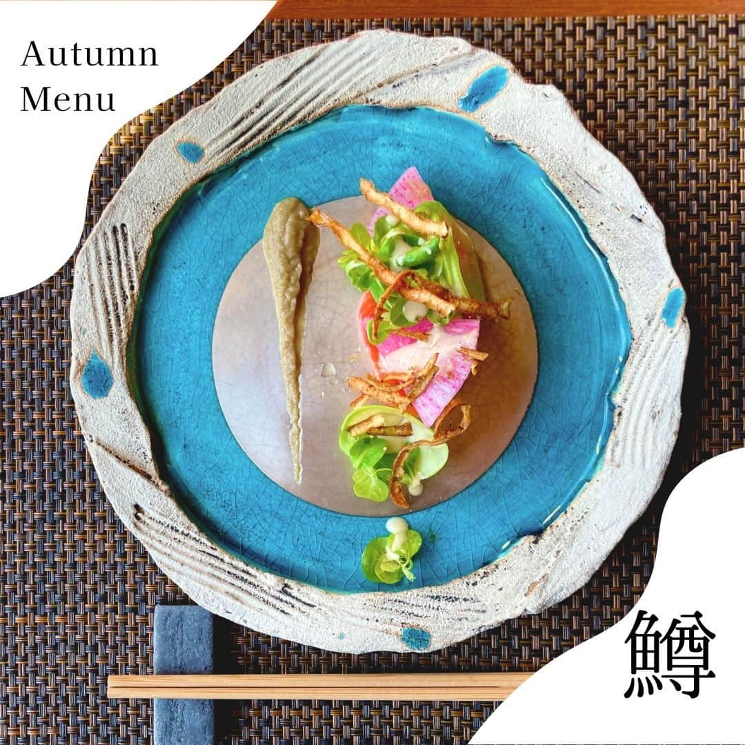 竹田城 城下町 ホテルEN（えん）のインスタグラム：「🍁秋メニュー紹介🌰🍆  9月も中旬。 ここ朝来市は日中は暑い日が 続いておりますが 夜は快適に過ごせる気温となりました。  さて、当館は9月からメニューが変わり 秋の味覚をふんだんに使った 秋メニューでご用意致しております。  本日はその中からオードブルの一皿をご紹介！  オードブル 田村鱒のルーロ 丹波産黒大豆味噌の風味 _________________ 神鍋高原のきれいな水で育った田村鱒を 焦がし味噌オイルでマリネし、 丹波黒大豆味噌で漬け込んだ卵黄と合わせてご用意。  ソースは野菜と生姜のヴィネグレットソース。 ごぼうチップスはアクセントとして。  和の食材×フレンチのマリアージュが楽しめる一皿。 _________________ ♢コースのご案内 ※料金の改定を致しました 〈LUNCH〉 デジュネA　¥3,800-(税込サ別) デジュネB　¥5,800-(税込サ別)  〈DINNER〉 ディネA　¥6,500-(税込サ別) ディネB　¥9,800‐(税込サ別) ディネC　¥13,200‐(税込サ別)  ♢ご来館方法 来館の方法としては3つございます。  当レストランではその中でも、 【ご予約】いただいた上でのご来館を 推奨しております。  1. ホームページからのご予約 2. 電話予約 3. ※ご予約なしの直接来館  ※3番の【直接来館】の注意点といたしまして お客様の御人数やお時間などの関係上 お食事のご用意が難しい場合がございます。 また、当レストランは【不定休】のため ご来館された当日が【休業日】であることも 可能性としてございます。  ♢レストラン予約 ◎ネット予約 プロフィール内「公式HPはこちら」の URLからレストラン予約ページをご覧ください。  ◎電話予約 VMG総合窓口にて承ります。 TEL : 0120-210-289（11:00-20:00） お電話の際は「竹田城城下町ホテルENのレストラン予約」 とお伝えくださいませ。」