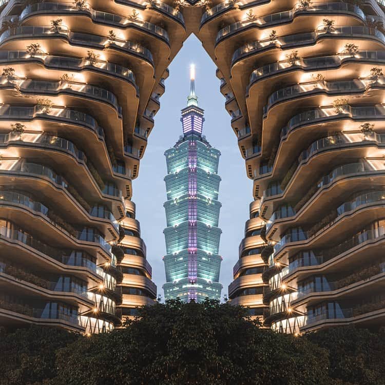 タイ航空のインスタグラム：「Rise above the ordinary and reach for new heights at Taipei 101. 🏙️✨ Explore the extraordinary in Taipei, where the view is as breathtaking as the journey itself. 🛫🌆 Let Thai Airways take you on a journey to this iconic landmark, Book now 👉 thaiairways.com or click link our bio.  #thaiairways #smoothassilk #taipei  #taiwan #Taipei101 #SkyHighAdventure #DiscoverTaipei」