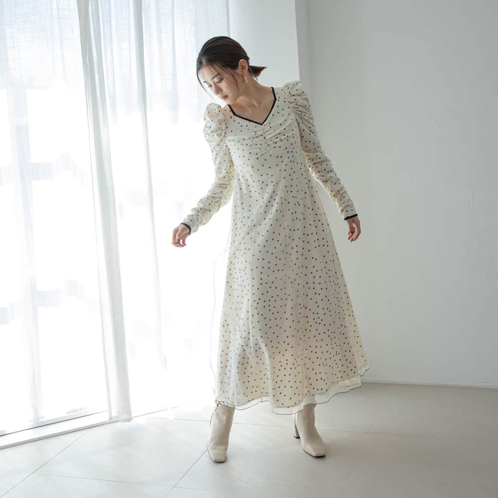 のインスタグラム：「. 【CLASSICAL DRESS】  品よく魅せるRANDAのワンピースコレクション。 特集ページにて6つのスタイリングとともにご紹介しております。 是非チェックしてみてください💐  ──────────  チュールレイヤードワンピース （BD32285）15,950 yen オンラインストアにて先行予約受付中（10月下旬頃入荷予定）  ──────────  ※詳細は @randa_pic プロフィールURLよりご覧ください！  #RANDA #RANDA20th #2023aw #autumn #winter #チュールワンピ #レイヤードデザイン #ドット柄 #秋服 #秋コーデ #autumncoordinate #instafashion #fashion #ootd #ランダ  #ファッション #スタイリング」