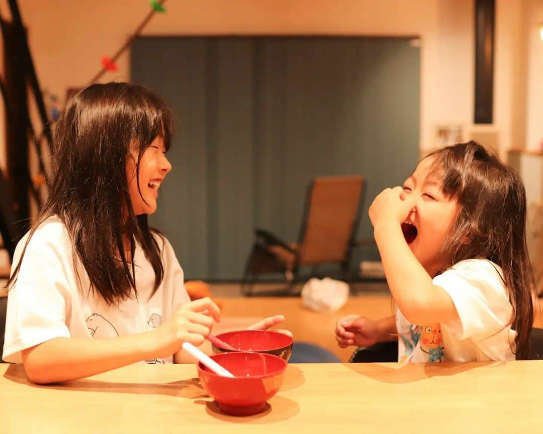 Canon EOS Kiss公式［with Kiss］のインスタグラム：「.@hinachi430 さんからの一枚。 「味わかんね〜!!!!」 . ★KissユーザーとEOS R50ユーザーの皆さんの写真をご紹介！ . キヤノンEOS Kissで撮られた写真に 「 #Kissカメラ 」をつけて投稿いただいた 皆さまの写真をご紹介します。 . キヤノンEOS R50で撮られた写真に 「 #Kissカメラ 」に加え、「 #EOSR50 」をつけて 投稿いただいた皆さまの写真をご紹介します。 . #eoskiss シリーズのミラーレスカメラ「EOS Kiss M2」。 小型・軽量ながら人物の「瞳」を追いかける瞳AF機能を搭載するなど、 動き回るお子様の撮影でも、大切な一瞬を逃しません。 . 一眼レフKissでは、「EOS Kiss X10i」が好評発売中！ Kissシリーズの【かんたん、きれい、コンパクト】をEOS Rシステムとして実現した「EOS R50」が好評発売中！ . . #EOSKissM2 #EOSKissX10i #EOSKissX10 の詳細は、 本アカウントのプロフィール（ @with.kiss ）のURLから。 . #EOSKissM2 #EOSKissX10i #EOSKissX10 #EOSR50 #KissisMyLife #eoskiss #withkiss #キヤノン #canon #eos #kissカメラ #育児 #子育て #親ばか #こども #子供 #写真」