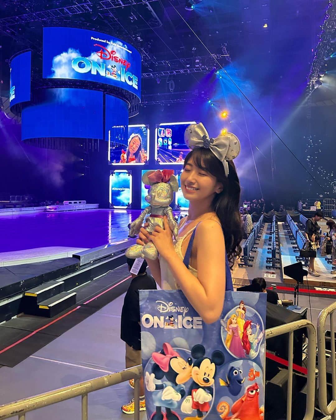 関根ささらのインスタグラム：「#disneyonice #disney100yearsofwonder ⛸️❄️🌈  会場内での写真とステージの写真を少しだけお裾分け♡ ほーーーんとに素敵だし毎回感動が止まらないのですが、今回は開幕 #メリーポピンズ で泣けたし、大好きなプリンセスたちが大集合したのもエモすぎて泣いたし、 #disney100 のコスチュームを身に纏ったミッキーフレンズたちが最高すぎてまた泣けた………いつも感動をありがとう #ディズニーオンアイス 🥹🫶❄️🩷 . . . . #disneyonice2023 #disney #disneygram #disneyprincess #disneylife #disneyphotography #ディズニーグラム #ディズニー写真部スマホ支部 #ディズニーカチューシャ #ディズニー好き #ディズニー好きな人と繋がりたい #ディズニー好きと繋がりたい #disneyfan #disneyears #disneyootd #ootd #outfit #outfitoftheday #ディズニーコーデ #横浜アリーナ #yokohamaarena」