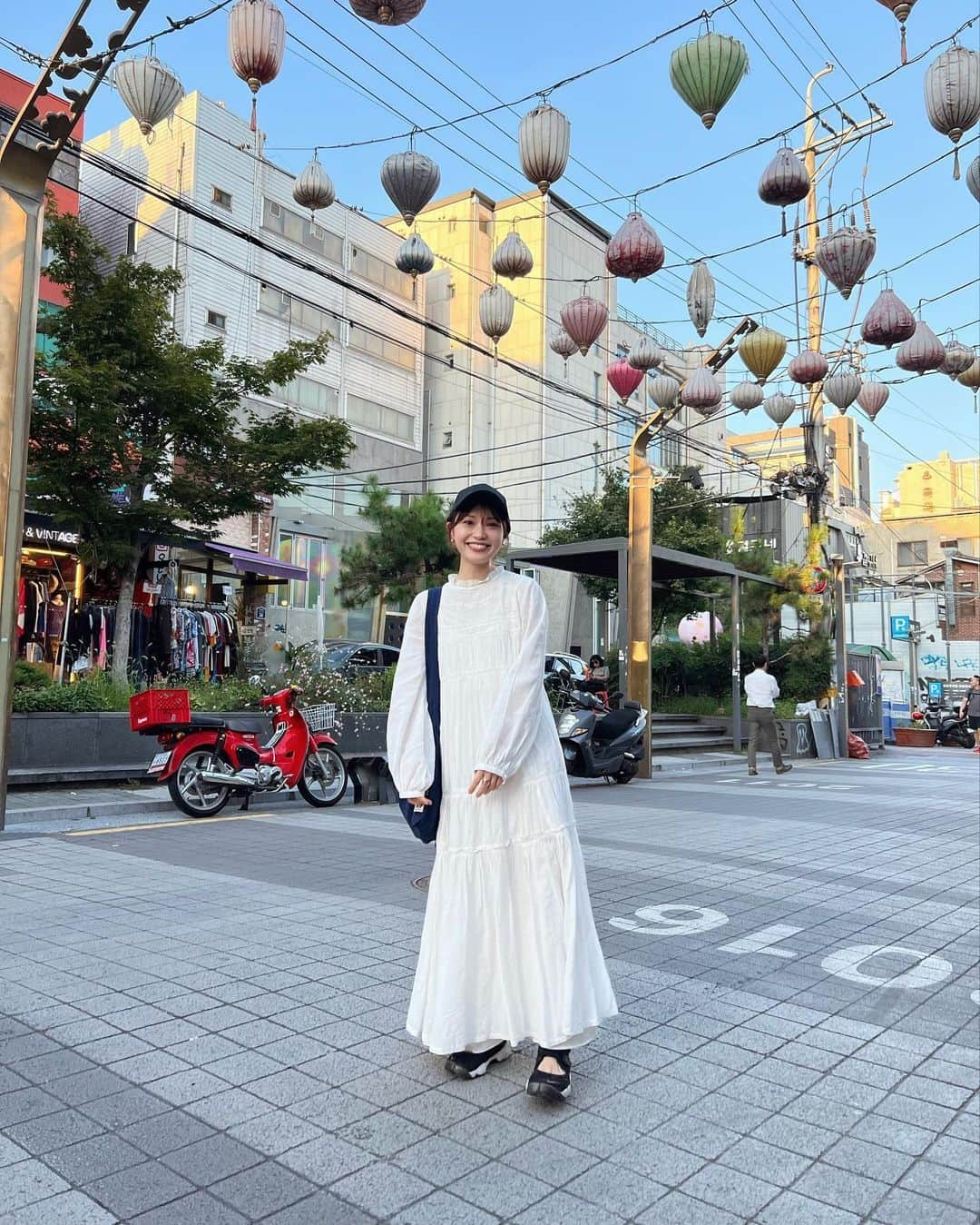 三橋栄香さんのインスタグラム写真 - (三橋栄香Instagram)「in韓国🇰🇷  旅行前にタイミングよく展示会で頼んでたワンピース届いたから着てきた〜✊ 楽ちん可愛い @casa_fline    bag @josephandstacey_jp  shoes @nike   歩きまくった日🚶‍♀️  #韓国 #旅行 #korea」9月23日 11時37分 - mihashi_haruka