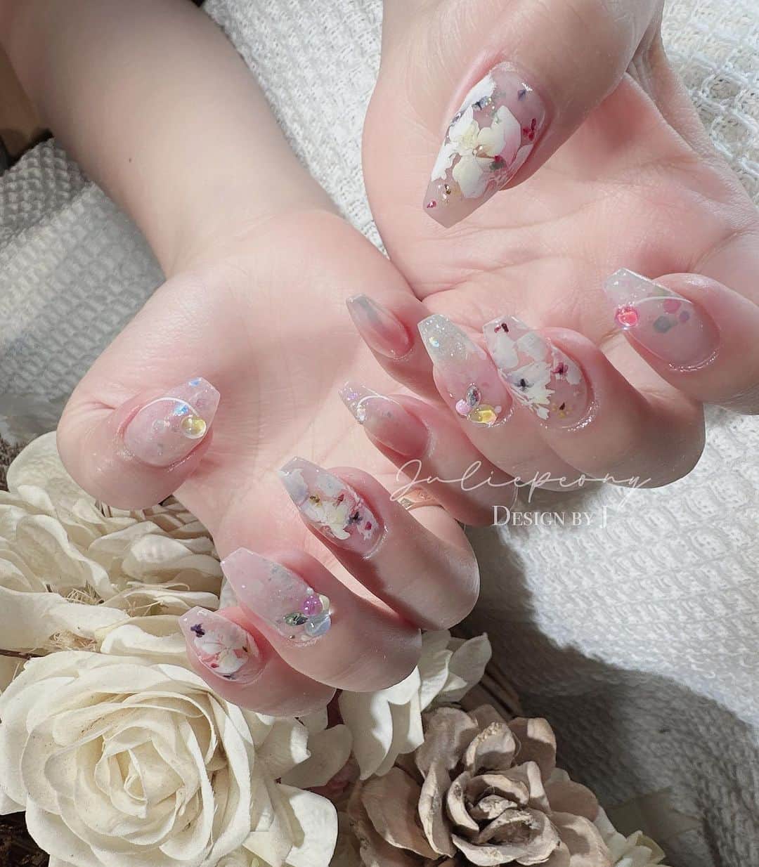 juliepeonyのインスタグラム：「輕透感搭配手繪花布 已經太漂亮了🥹」