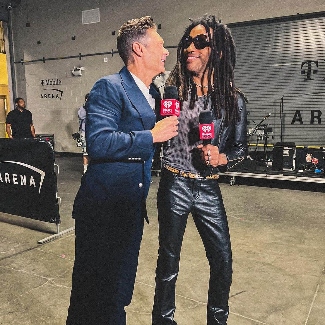 ライアン・シークレストのインスタグラム：「Flying away with @lennykravitz #iHeartFestival2023   Outfit: @brunellocucinelli_brand  Styled by: @mrmiles_siggins  Hair/grooming by: @jaysonstacy」