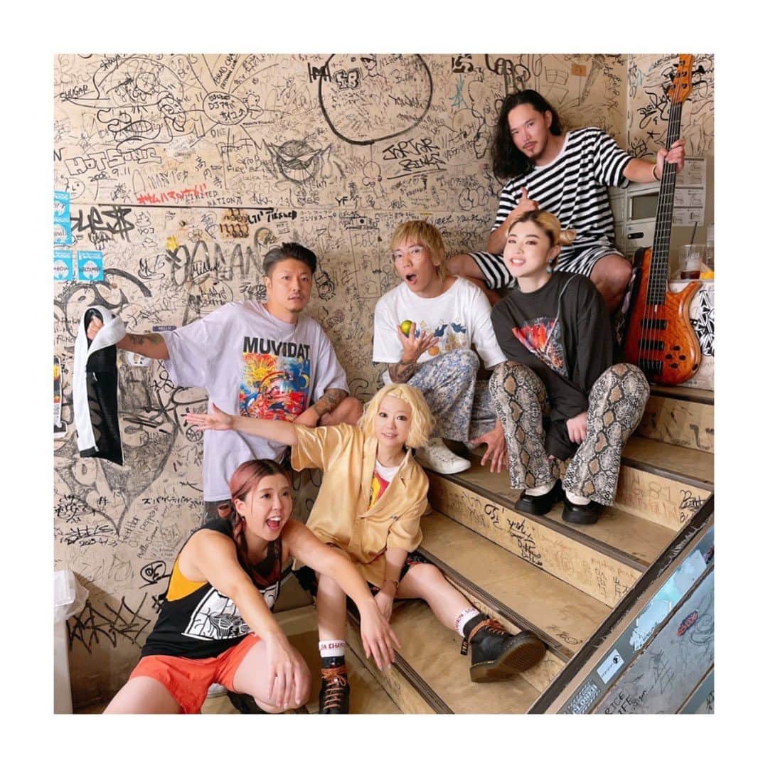 iCasのインスタグラム：「昨日が終わっちゃって寂しい！！ この6人で音鳴らせる喜び❤️‍🔥❤️‍🔥 みなさままた必ず再会しましょう🤝🤝  あの景色見れてほんまに幸せやった  心底優しくて暖かくてポジティブで、ウキちゃんマーさんお二人の懐の深さにいつも安心して伸び伸び演奏させてもらってました  ミュージシャンとして人としてめちゃくちゃ尊敬してます🌻🌻  いっぱい私のワガママで選曲していただいてありがとうございました🌙  MUVILABBITS最幸なり🫶🫶  #muvidat  @muvidat  @uquinocodemocracy  @captainmabo  Thank U @hedwing2015」
