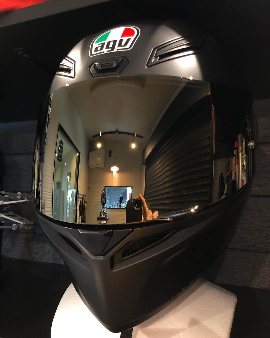 KIYOのインスタグラム：「agv K1マットブラック。軽くてとっても使いやすい👍✨✨  #agvhelmets #agvヘルメット #agvk1 #ゴールドイリジウム #ガレージライフ」