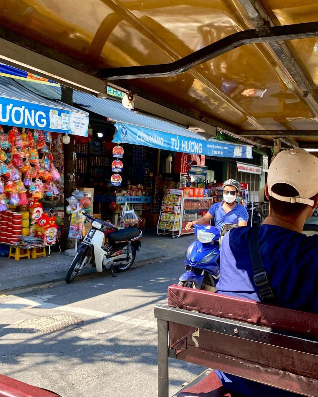 ときわ藍さんのインスタグラム写真 - (ときわ藍Instagram)「ベトナム旅後半は山の上にある観光地・バーナーヒルズへ行きました🏃🏼  どのエリアも楽しかったですが、巨大な手の石像・ゴールデンブリッジに到着したことが一番記憶に残っています。  雲に近い場所にあるこの地までケーブルカーに必ず乗らなくてはいけないことを知らず、20分ほど山の上とうっすら現れる雲を通過して震えながら向かいました😅  到着した時には人の多さに圧倒されながらも、巨大な石像とそれにふさわしい美しい風景を見て、雲の王国に来たような感覚になり、来て良かったと思えました😊  また1人でいた私に声をかけて話してくれた優しい友達とも出会いました。  また会う日まで😄✈️  #ベトナム旅行記　#banahills🏰」9月23日 11時43分 - tokiwaran