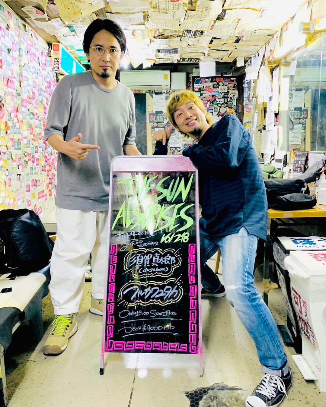 フルカワユタカのインスタグラム：「昨日はスガのしんちゃんとFADでsun also rises  グイグイ来る店長夏目君に誘われてめっちゃFADに来てるのは分かってたけど数えてもらったら11回だって  11回！？  FAD企画だけで数えるとピーズハルさんか僕かレベルの出演回数らしい  ハルさんかフルカワユタカか！？  もう完全ホームだぜFAD 庭だぜ中華街(通りすがってるだけだけど)  スガちゃんのエンジェルボイスを聞いてからの後番だったからかめっちゃ歌調子良かった気がする 一緒に歌ったレベッカも楽しかった  てなわけで絶好調のまま大阪に向かってるぜ 今日は梅田で12年ぶりの髭と2マン  12年ぶり！？」