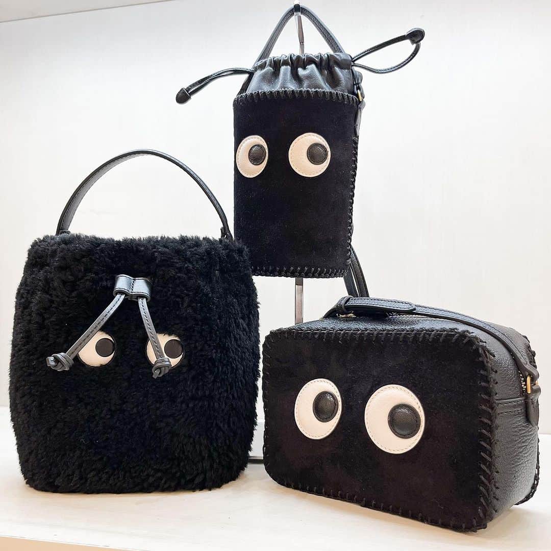 のインスタグラム：「. Anya Hindmarch 23AW COLLECTION NEW ARRIVAL At 1F Bag Gallery  「Anya Hindmarch」から23秋冬新作の『Mortimer』をはじめ、『Tube』『Wilson』などのレザーバッグを中心に、新作アイテムをご紹介。  Page1 左)クロスボディバッグ(W14×H19×D9.5㎝)　94,600円 中)クロスボディバッグ(W10×H15.5×D10㎝)　　75,900円 右)クロスボディバッグ(W19×H11.5×D7.5㎝)　86,900円  Page2 左)クロスボディバッグ(W14×H19×D9.5㎝)　94,600円 中)クロスボディバッグ(W19×H11.5×D7.5㎝)　89,600円 右)クロスボディバッグ(W10×H15.5×D10㎝)　　75,900円  Page3-4 左)トートバッグ(W28×H32×D15㎝)　80,300円 右)クロスボディバッグ(W10×H15.5×D10㎝)　61,600円  Page5-6 左)バッグ(W33×H24×D14㎝)　220,000円 右)バッグ(W26×H19×D9㎝)　264,000円  Page7 左)バッグ(W26×H19×D9㎝)　264,000円  右)チューブバッグ(W19×H12×D8㎝)　152,900円  Page8 チューブバッグ(W19×H12×D8㎝)　152,900円  Page9 バッグ(W33×H24×D14㎝)　220,000円 左)ジップフォーンポーチ(W9.5×H18㎝)　83,600円　 右)チャーム(W4×H8.5×D1.5㎝)　25,300円  Page10 バッグ(W33×H24×D14㎝)　220,000円 チャーム(直径6×H11.5㎝)　52,800円  #anyahindmarch #アニヤハインドマーチ  #hankyumode #阪急うめだ本店 #うめはん #財布 #ミニ財布 #ウォレット #カードケース #バッグ #hankyumode23awbag #hankyumode23aw」