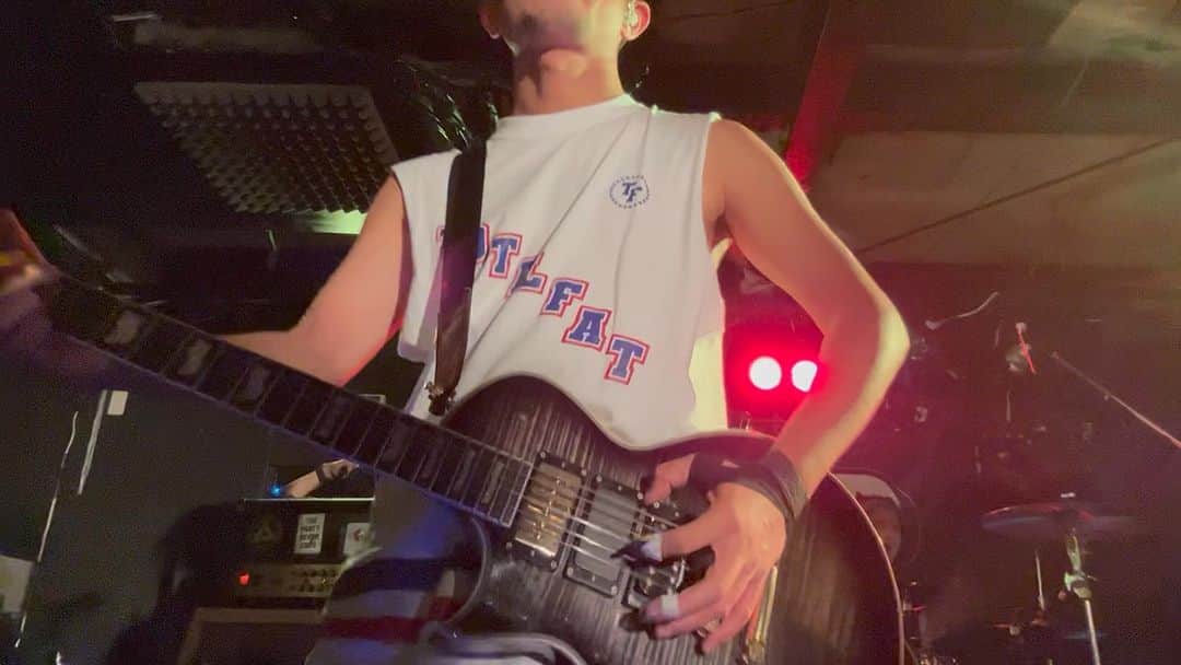 Jose のインスタグラム：「名古屋栄R.A.D 最高でした！ 最近はアルペジオを人差し指で弾くことが多くなってきた。 もはや普通のピックを持ってる記憶の方が薄れてきてる。笑  相変わらず親指が邪魔してくるけど楽しんでギター弾けてるのが幸せだ。」