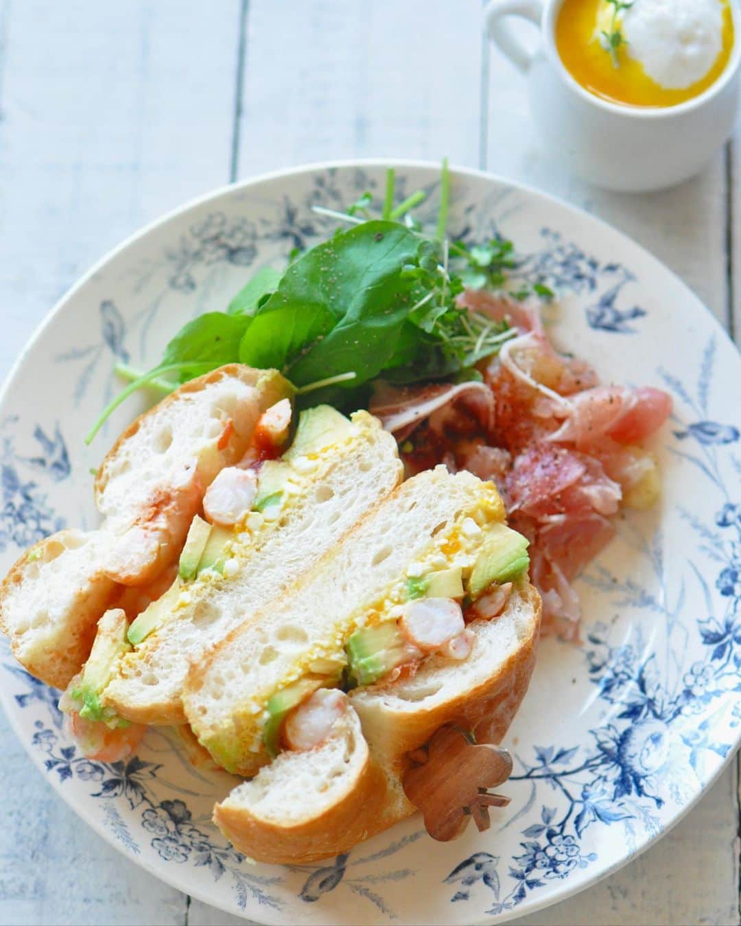 masayoのインスタグラム：「2023.9.23 + いつかの朝ごはん♪ 美味しいベーグルで エビアボカドサンド^^ 生ハムといちじくサラダの お友達にいただいた 完熟いちじくが とろける美味しさでした♡ ・ かる〜い食感の このベーグル 近くだったら通ってる パン屋さん。 食パンも好みでした。 ・ 今日はムスメの中学の文化祭。 部活の演奏を聴きに行ってきまーす。 ・」