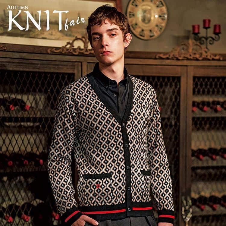 DRESSTERIOR_MEN_ドレステリアのインスタグラム：「Knit fair🧶  これからの季節に欠かせないニットアイテムが多数入荷いたしました！ そこで、ニットがお得にお買いあげいただけるフェアを開催いたします✨ 対象アイテムに使える ¥1,000クーポンをプレゼント💡  期間：9/22(金)→10/5(木) ◆店舗のみでご利用 ◆条件：ニット《レディス・メンズ/オリジナル・バイイング》をお買いあげの際にご利用可 ※詳しくは店頭スタッフにお声がけください。  ぜひ、ご来店お待ちしております！  今回ご紹介するのは...  レトロラグジュアリーなジャカードニット｜上品な柄を編地で表現！ライン配色の映えるカーディガン 　  　 繊維長が長いメリノウールをブレンドした糸を使用。 ウール原料の良さを感じていただけるやわらかい肌当たりです。 12ゲージのジャカードニットは、適度な厚みで保温性を確保しながらも、暖房の効いた部屋では暑すぎない肉感になっています。  配色感にこだわたったオリジナルのクロスダイヤジャカードを全面にデザインした他では手に入らない一枚。  　  🏷️ クロスダイヤ ジャカードカーディガン ¥18,700(税込) 　 ☑️商品タグからアイテムへ飛べます  　 　 　  __________ __________ __________ 　 ▪️dressteriorオフィシャルアカウント @dressterior_official ⁡ ▪️メンズ用アカウント @dressterior_men ⁡ ▪️ショッププレスアカウント @dressterior_shoppress 　 __________ __________ __________ 　 　 　 　 　 #dressterior #ドレステリア #ニット #秋ニット #カーディガン #メンズニット #秋コーデ #海外ファッション #2023aw #大人カジュアル」