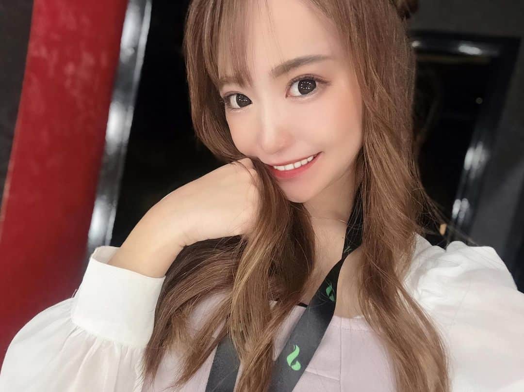 愛田杏奈のインスタグラム：「. . 昨日美容のプロのお客様からアドバイス受けて とあるメイクを思い切って変えてみたのだが、、、 . どこかわかる人いますか？😆❤️ . . . . #元アイドル #大人ガーリー #大人メイク #アラサーメイク #makeup #instagood #likeforlikes #followme #フォロワー増やしたい」