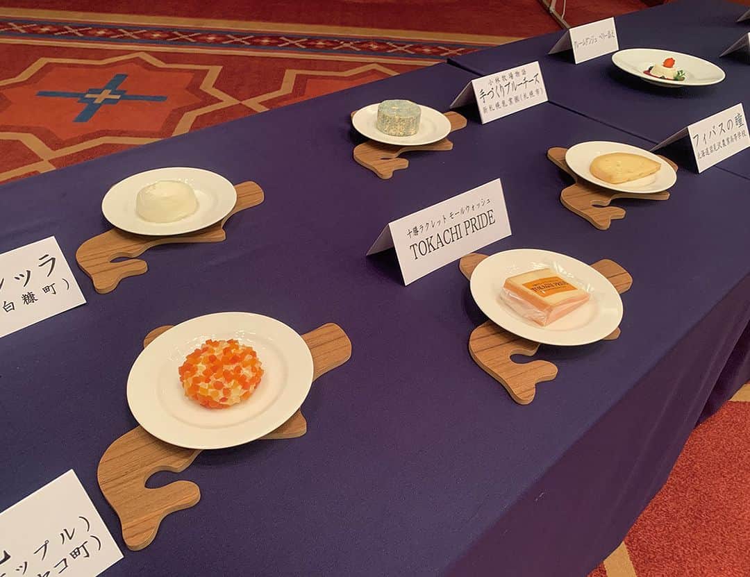 poroco（ポロコ）さんのインスタグラム写真 - (poroco（ポロコ）Instagram)「【道産ナチュラルチーズセミナー2023開催】🧀✨ 2023年11月3日(金・祝)に、共働学舎新得農場代表の宮嶋望さんによるチーズについての公演や、札幌グランドホテル総料理長・伊藤博之さんによる、家庭で作れるチーズ料理の実演ショーと実食を行ないます。 ただいま、参加者を募集中💁‍♀️  📖poroco10月号P22にも掲載中！ この機会に道産チーズの魅力や楽しみ方、美味しさを学んでみて👩‍🏫 ぜひ、気軽に応募してみてね♪  【応募期間】 2023年10月17日(火)まで ※参加料1,000円／1名（料理・教材費として／当日受付）  【応募方法】 メールで下記の情報を送ってください ●メール件名「道産ナチュラルチーズセミナー」係  ●下記8点をメール本文に記入してください 参加者全員の ①氏名 ②郵便番号 ③住所 ④年齢 ⑤性別 ⑥職業 ⑦日中連絡がつく電話番号 ⑧このイベントを何で知ったのか  ●メールアドレス cheese@brenaisha.com  【本セミナー問い合わせ先】 (株)ブレナイ社　011-231-1713（平日10：00～17：00　※土日祝を除く）  #北海道産チーズ #ナチュラルチーズ #チーズ #道産ナチュラルチーズセミナー #チーズセミナー #共働学舎新得農場 #札幌グランドホテル #北海道 #セミナー #札幌 #ポロコ #poroco」9月23日 12時00分 - poroco_magazine