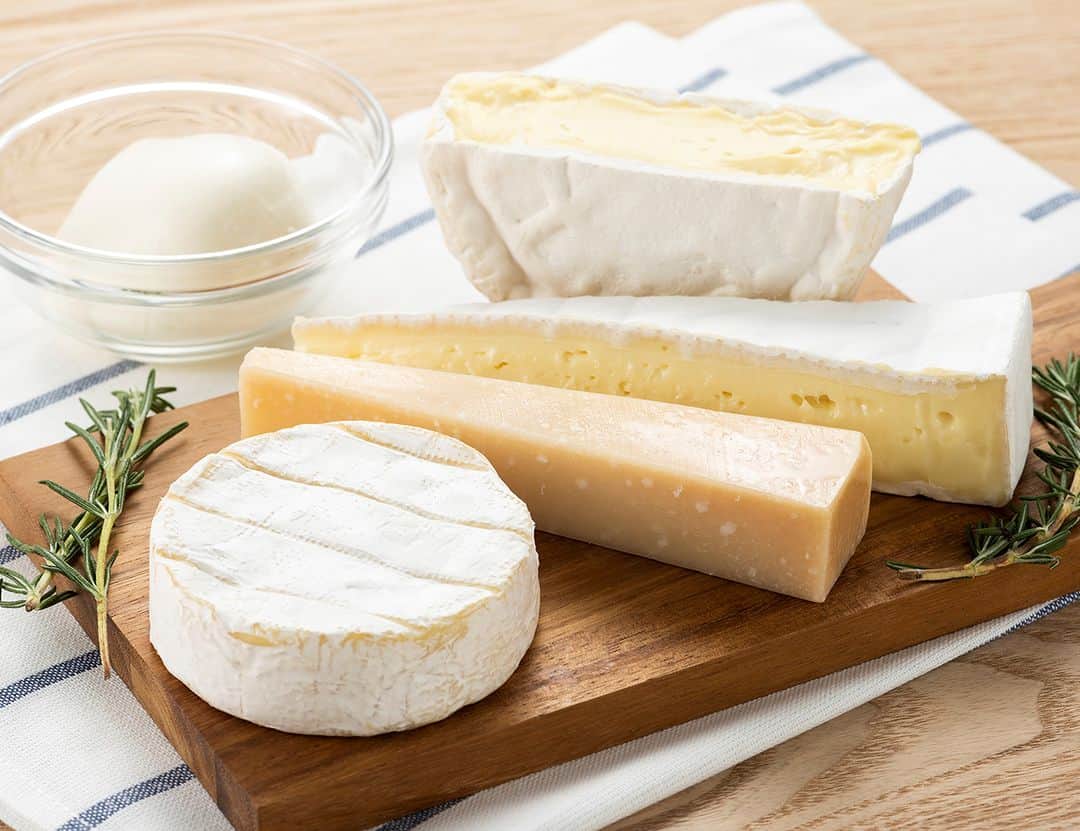 のインスタグラム：「【道産ナチュラルチーズセミナー2023開催】🧀✨ 2023年11月3日(金・祝)に、共働学舎新得農場代表の宮嶋望さんによるチーズについての公演や、札幌グランドホテル総料理長・伊藤博之さんによる、家庭で作れるチーズ料理の実演ショーと実食を行ないます。 ただいま、参加者を募集中💁‍♀️  📖poroco10月号P22にも掲載中！ この機会に道産チーズの魅力や楽しみ方、美味しさを学んでみて👩‍🏫 ぜひ、気軽に応募してみてね♪  【応募期間】 2023年10月17日(火)まで ※参加料1,000円／1名（料理・教材費として／当日受付）  【応募方法】 メールで下記の情報を送ってください ●メール件名「道産ナチュラルチーズセミナー」係  ●下記8点をメール本文に記入してください 参加者全員の ①氏名 ②郵便番号 ③住所 ④年齢 ⑤性別 ⑥職業 ⑦日中連絡がつく電話番号 ⑧このイベントを何で知ったのか  ●メールアドレス cheese@brenaisha.com  【本セミナー問い合わせ先】 (株)ブレナイ社　011-231-1713（平日10：00～17：00　※土日祝を除く）  #北海道産チーズ #ナチュラルチーズ #チーズ #道産ナチュラルチーズセミナー #チーズセミナー #共働学舎新得農場 #札幌グランドホテル #北海道 #セミナー #札幌 #ポロコ #poroco」